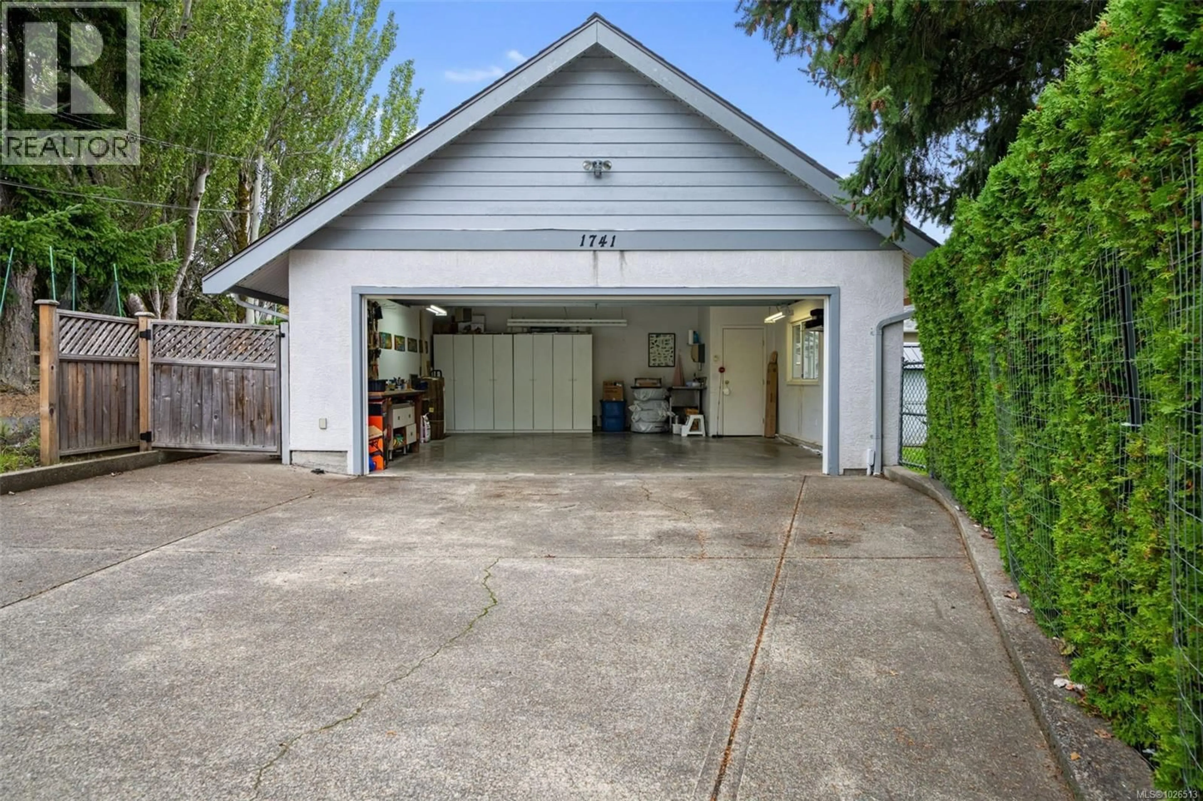 Indoor garage for 1741 BARRIE ROAD, Saanich British Columbia V8N2W4