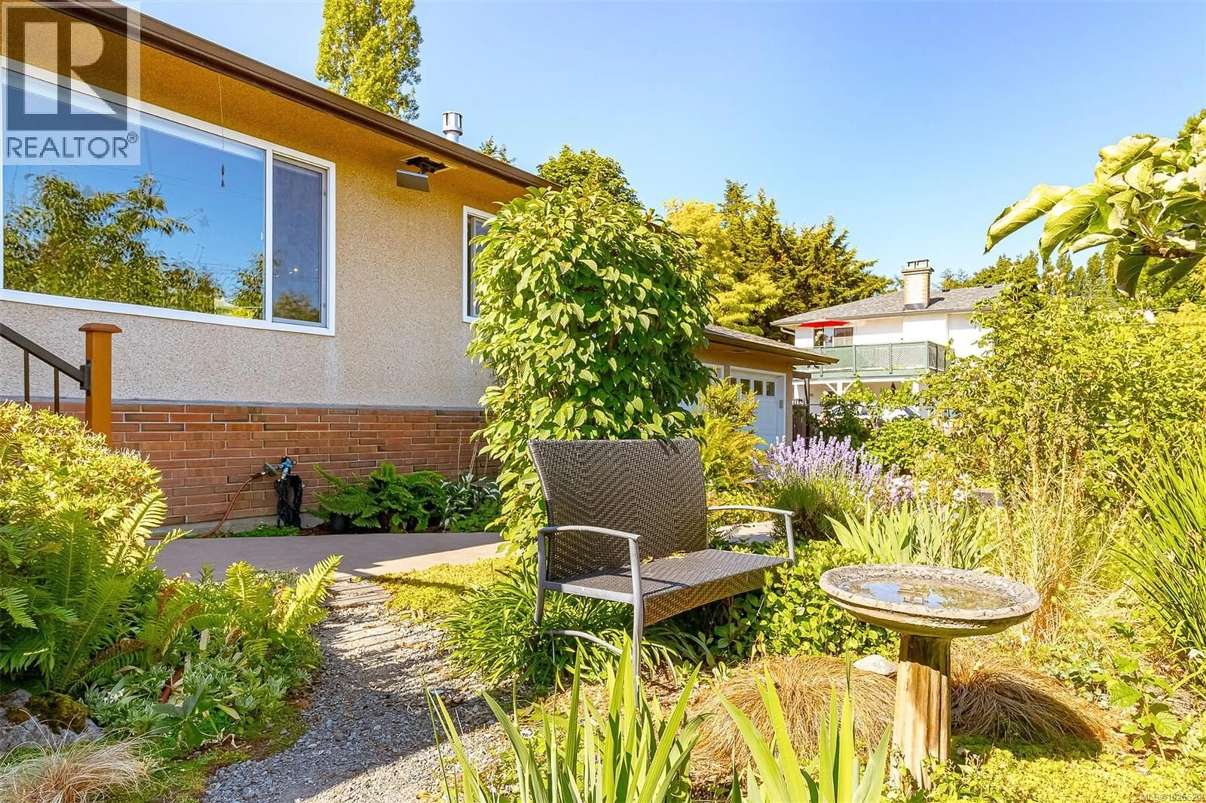 Patio, street for 1961 HOVEY ROAD, Central Saanich British Columbia V8M1V8
