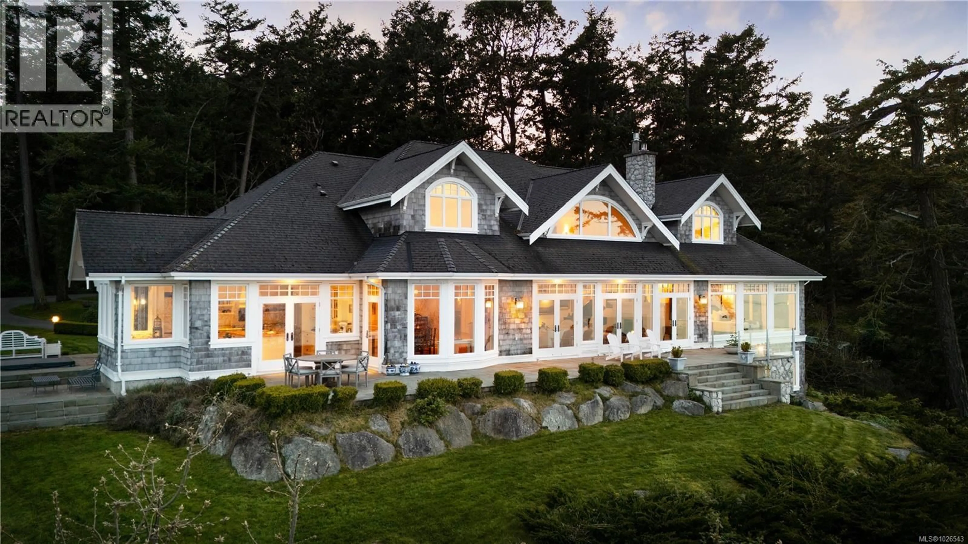 Home with vinyl exterior material, unknown for 2600 QUEENSWOOD DRIVE, Saanich British Columbia V8N1X5