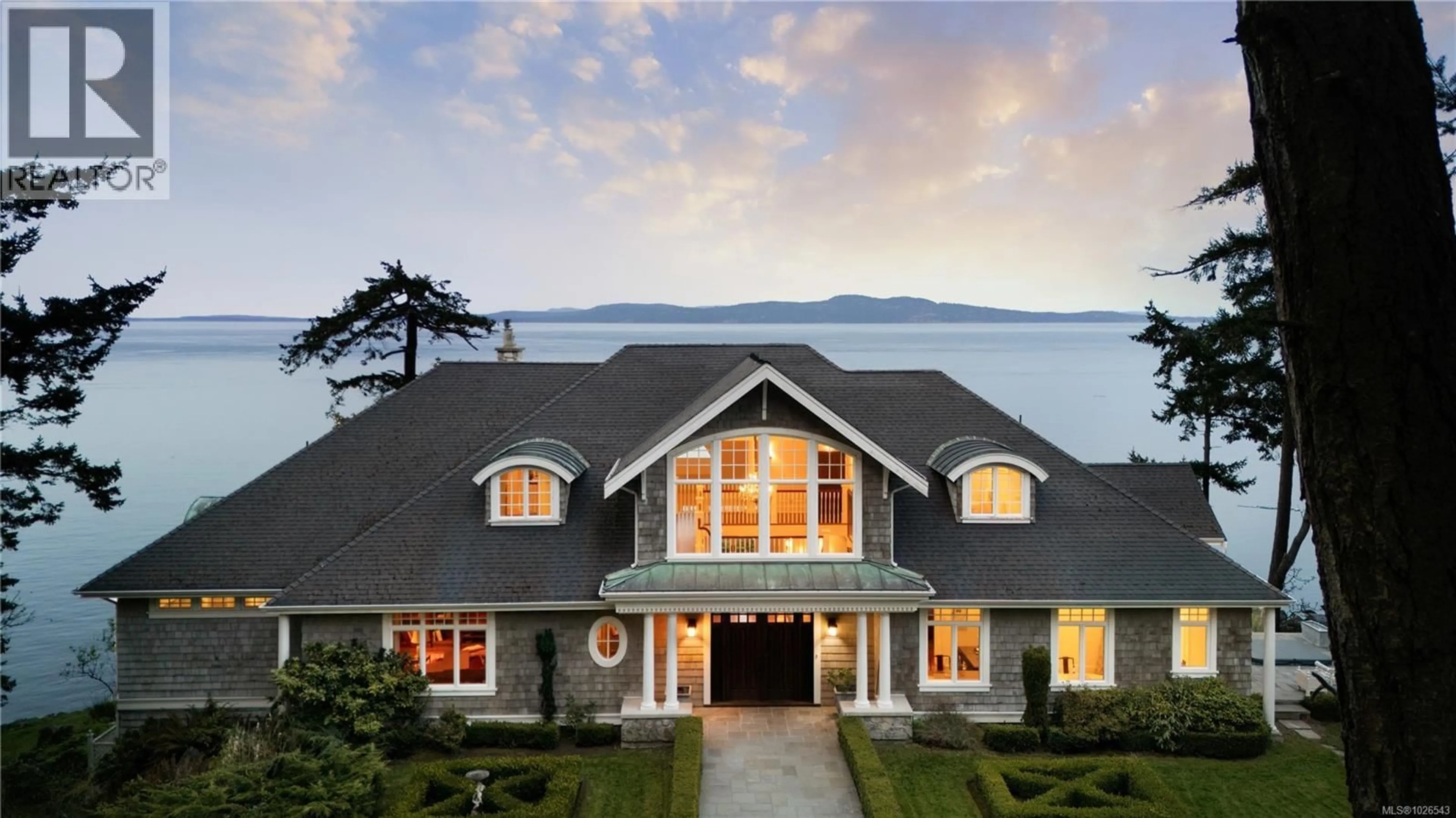 Home with vinyl exterior material, water/lake/river/ocean view for 2600 QUEENSWOOD DRIVE, Saanich British Columbia V8N1X5