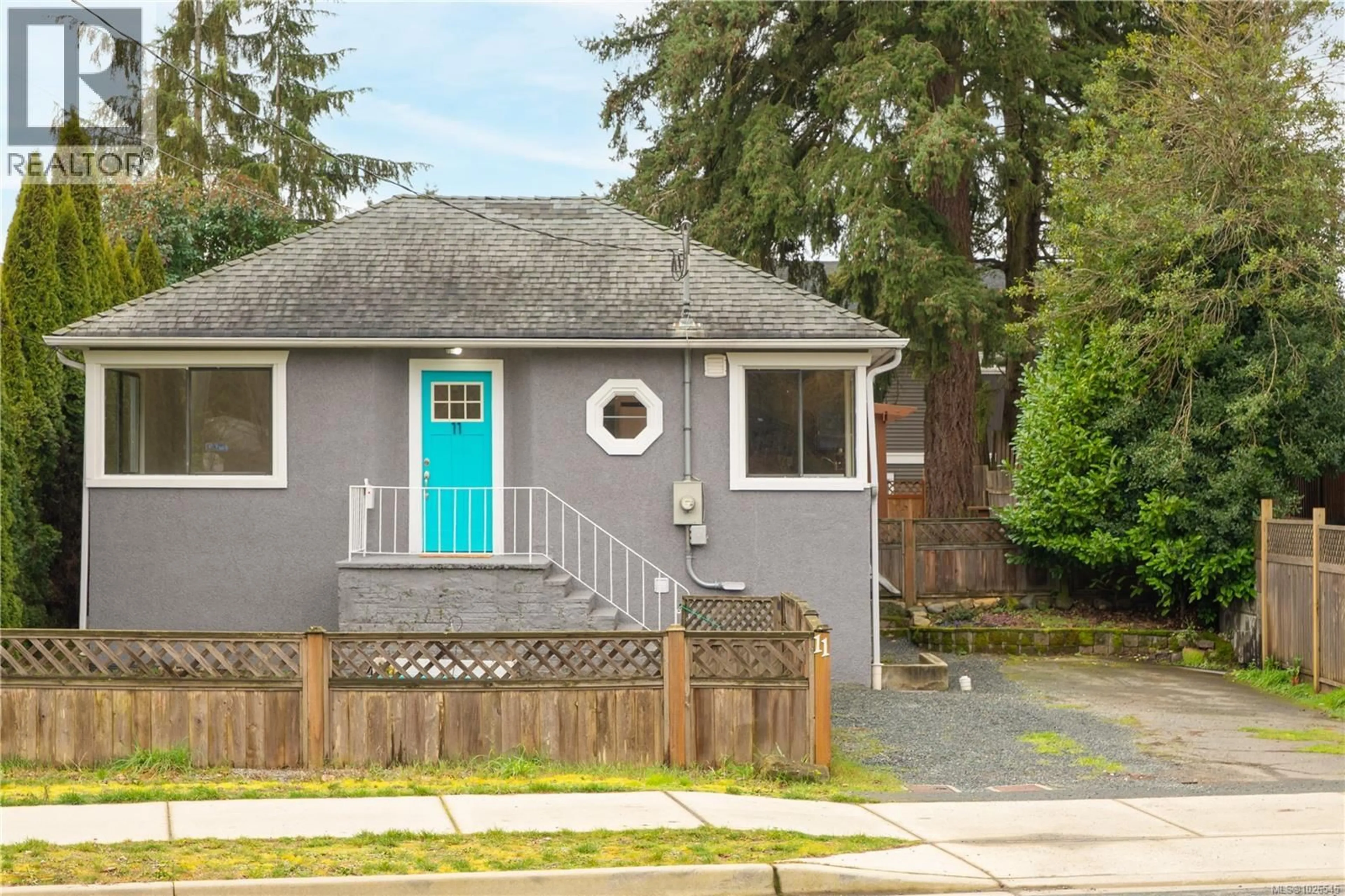 Home with vinyl exterior material, street for 11 FOURTH STREET, Nanaimo British Columbia V9R1S6