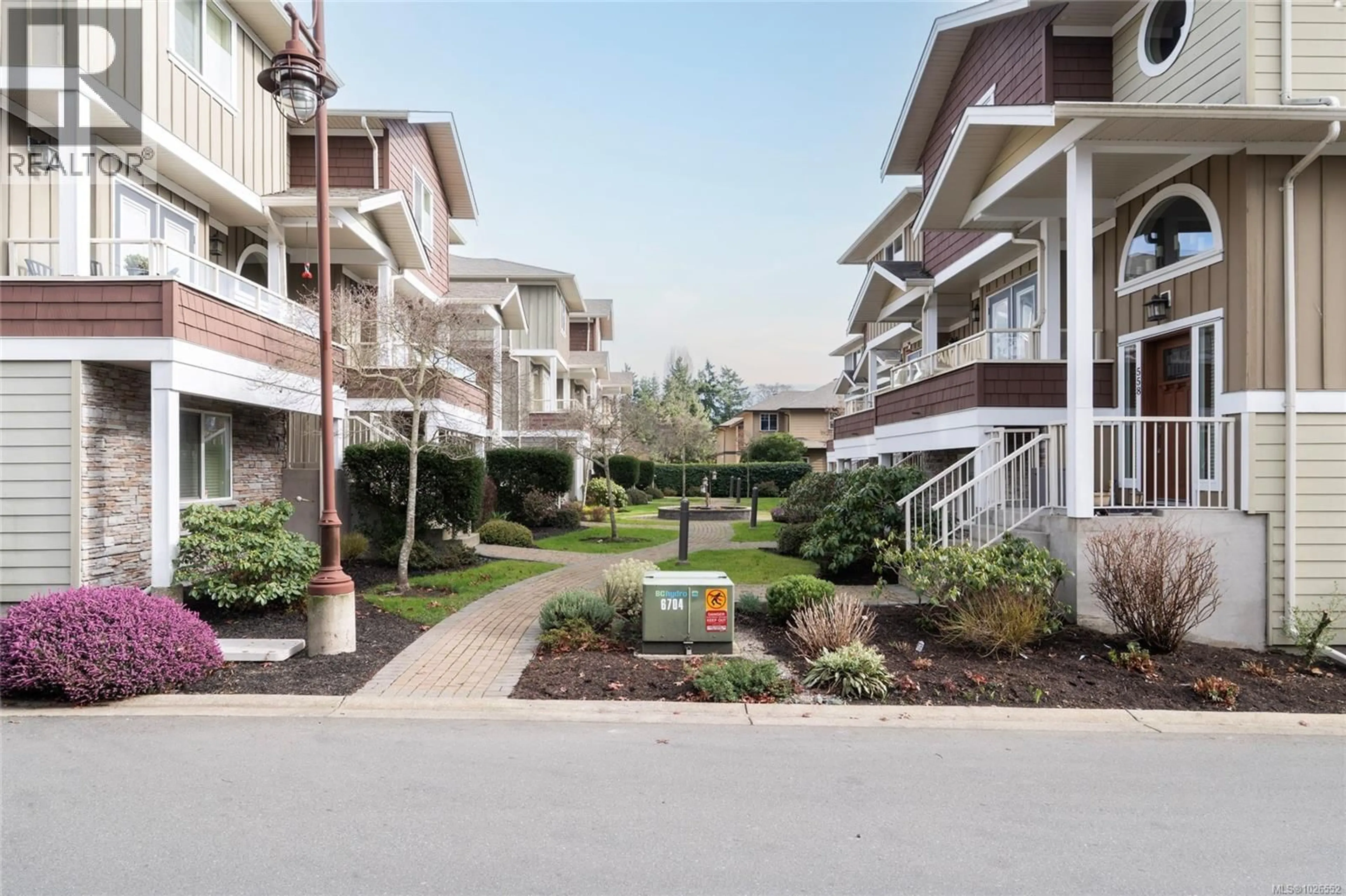 Patio, street for 560 HEATHERDALE LANE, Saanich British Columbia V8Z0A4
