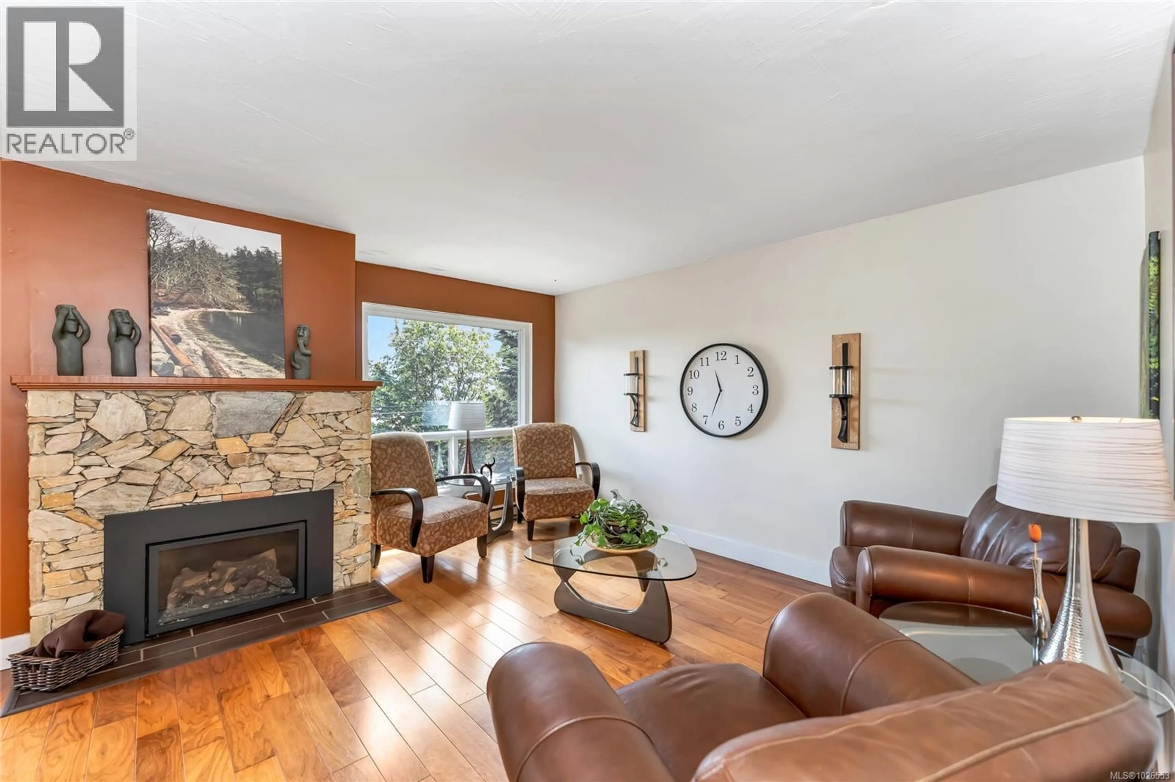 Living room with furniture, wood/laminate floor for 2 - 6172 ALINGTON ROAD, Duncan British Columbia V9L2E9