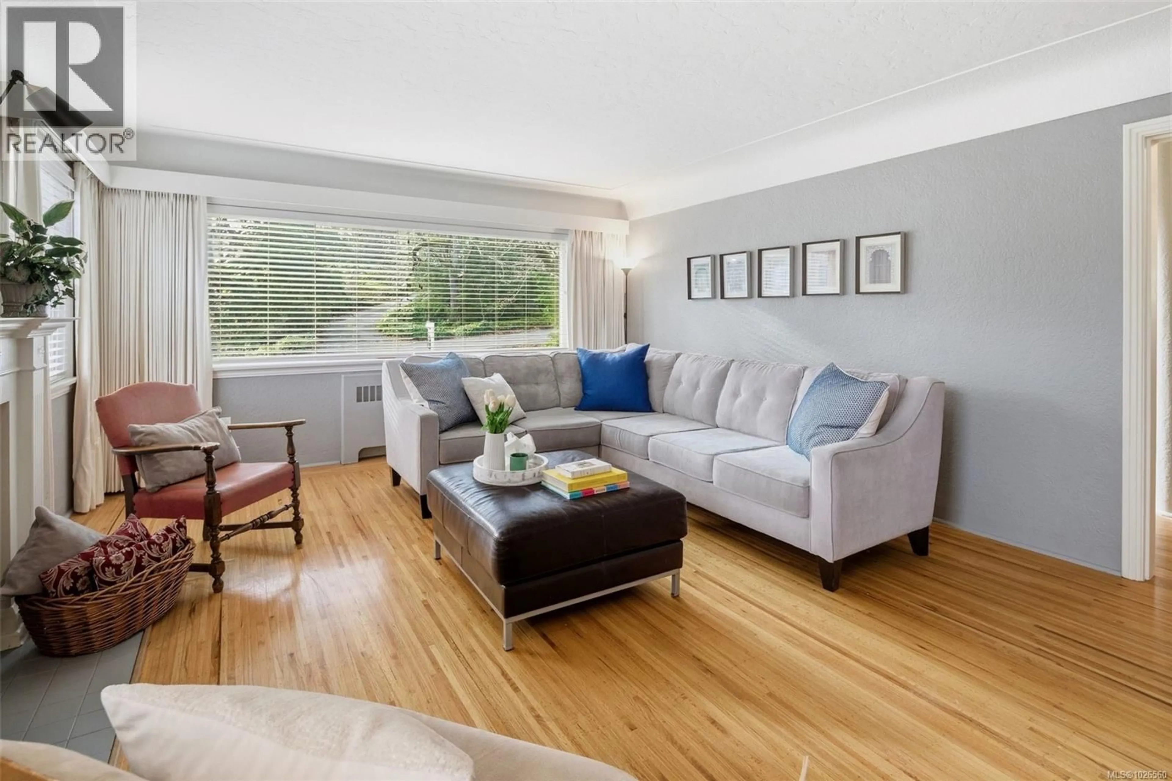 Living room with furniture, wood/laminate floor for 3511 SALSBURY WAY, Saanich British Columbia V8P3K7