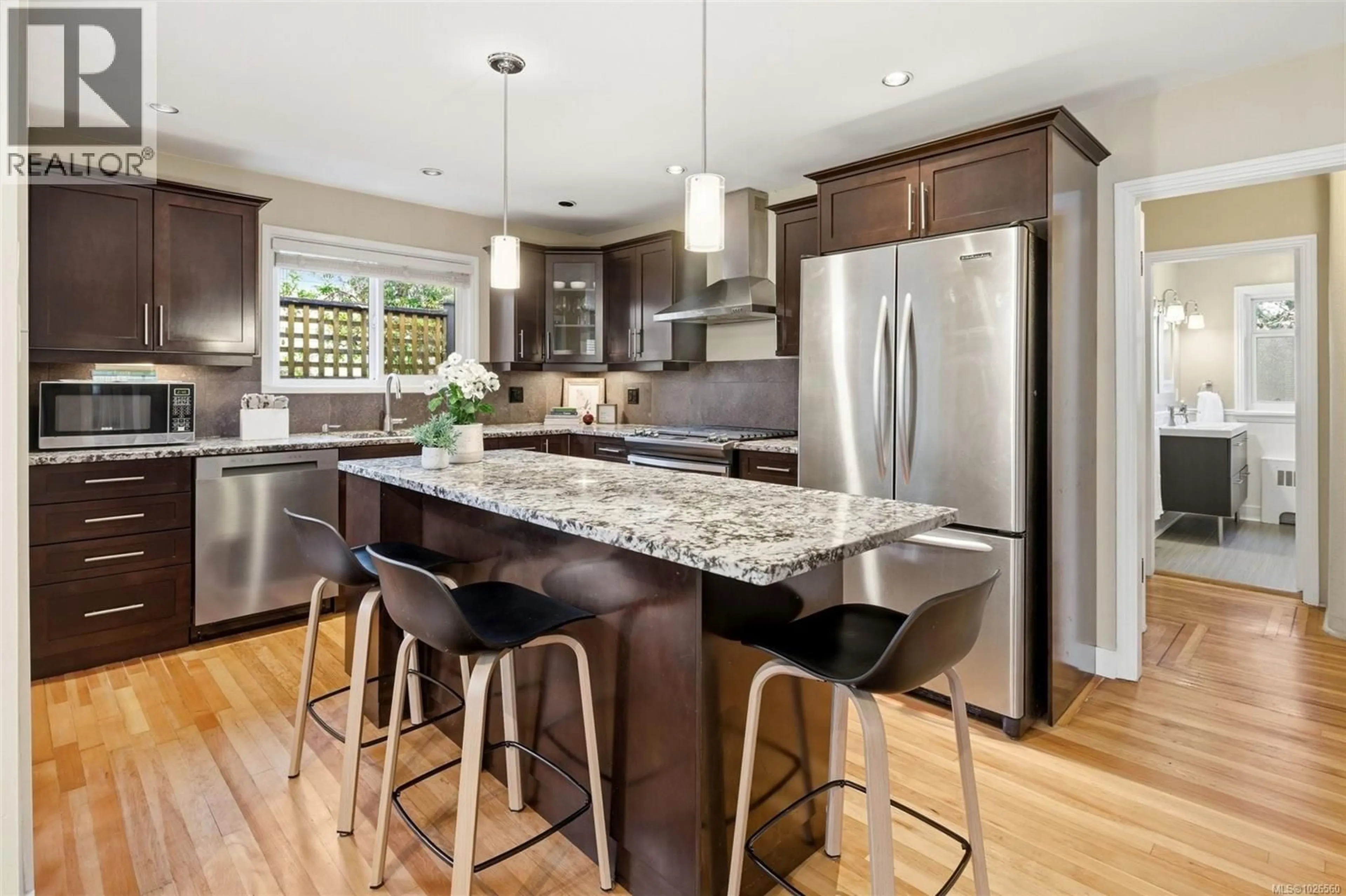 Contemporary kitchen, unknown for 3511 SALSBURY WAY, Saanich British Columbia V8P3K7