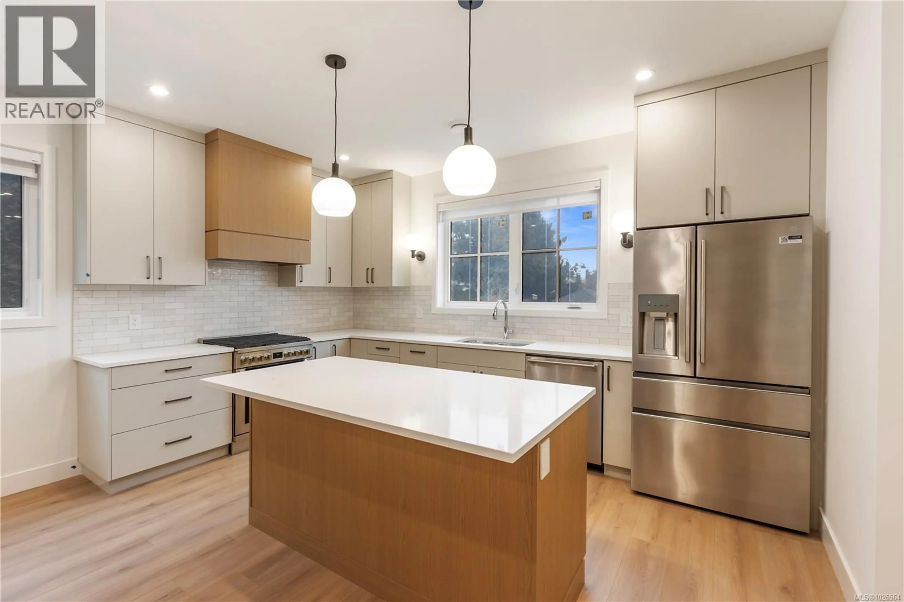 Open concept kitchen, wood/laminate floor for 2 - 990 MCBRIAR AVENUE, Saanich British Columbia V8X3M3