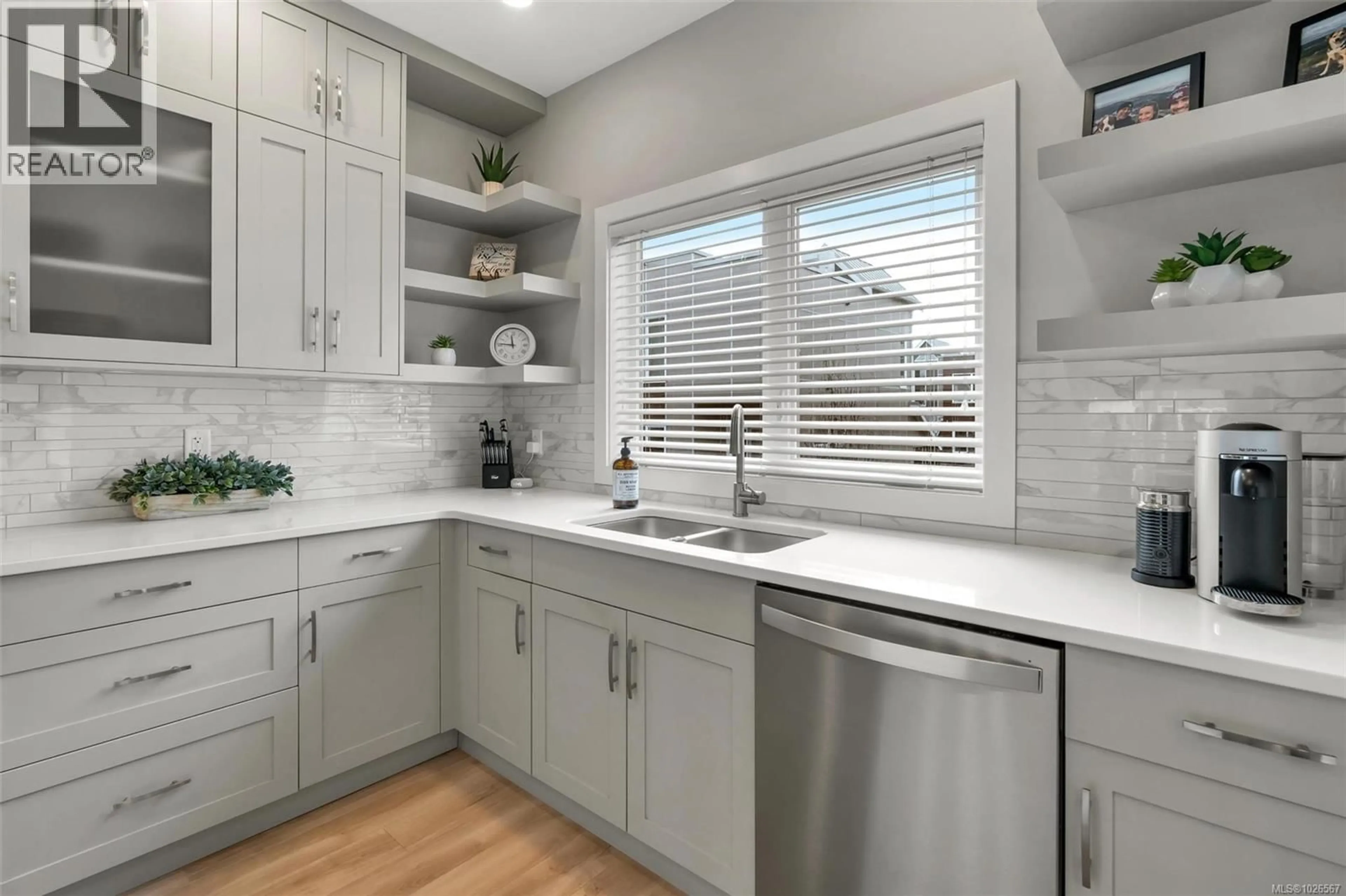 Contemporary kitchen, ceramic/tile floor for 13 - 4355 VIEWMONT AVENUE, Saanich British Columbia V8Z5K8