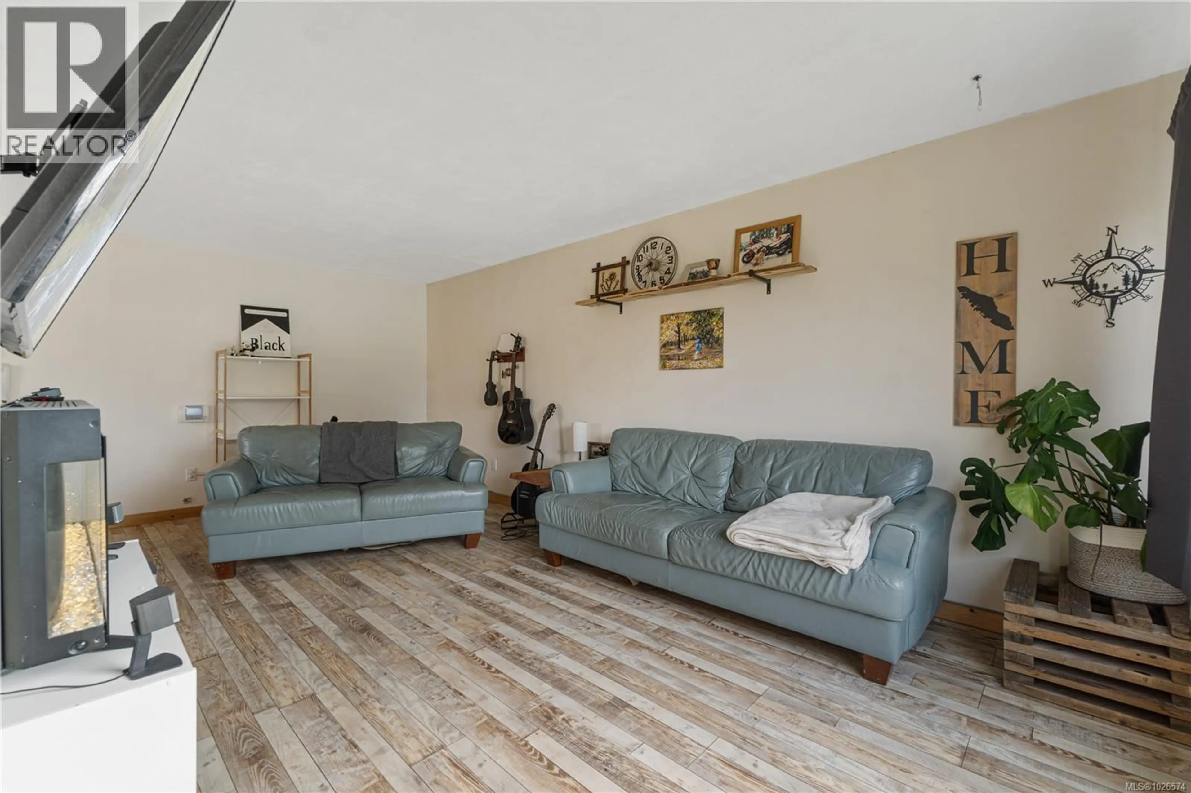 Living room with furniture, wood/laminate floor for 2597 3RD AVENUE, Port Alberni British Columbia V9Y2B5