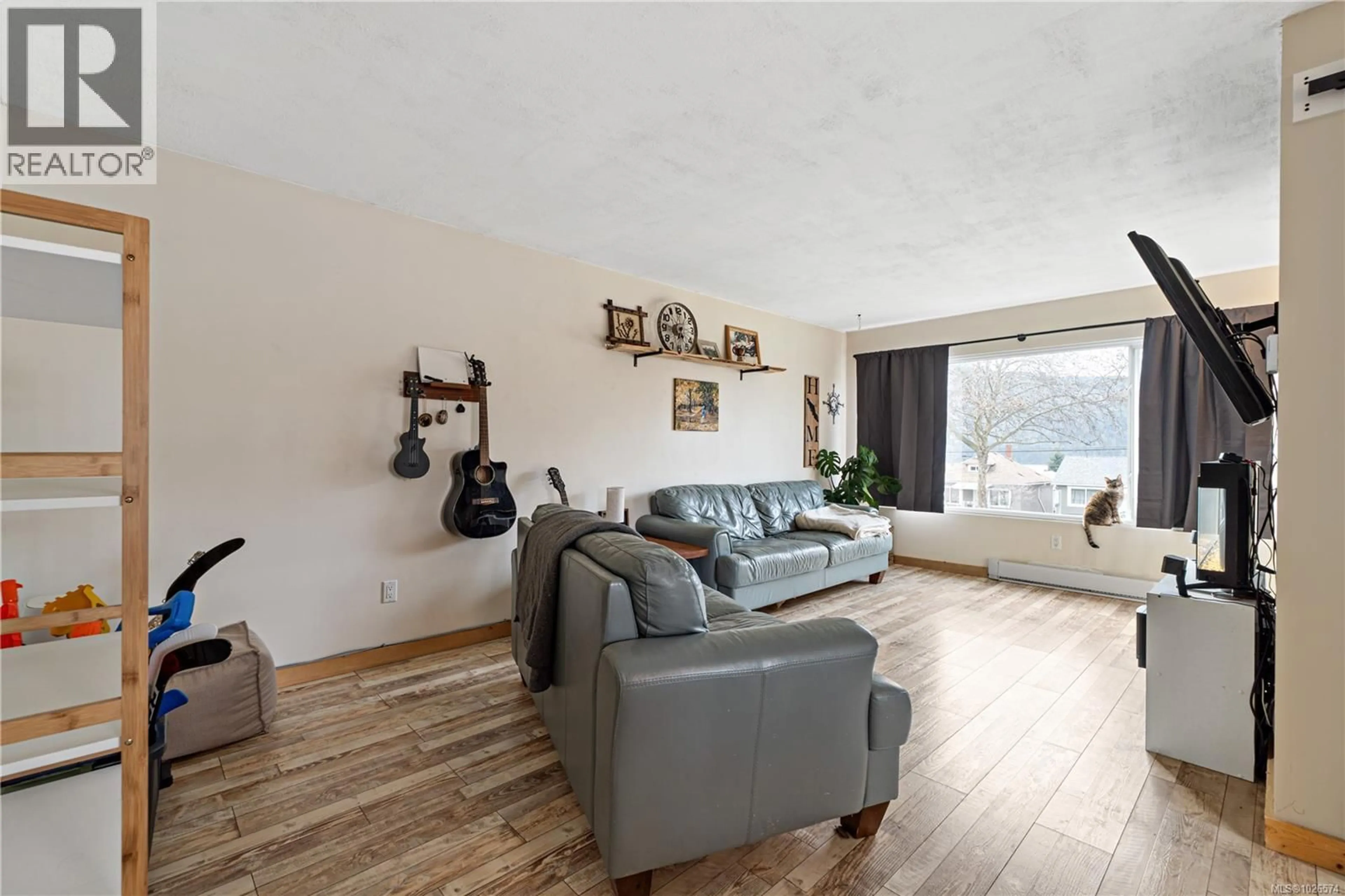 Living room with furniture, wood/laminate floor for 2597 3RD AVENUE, Port Alberni British Columbia V9Y2B5