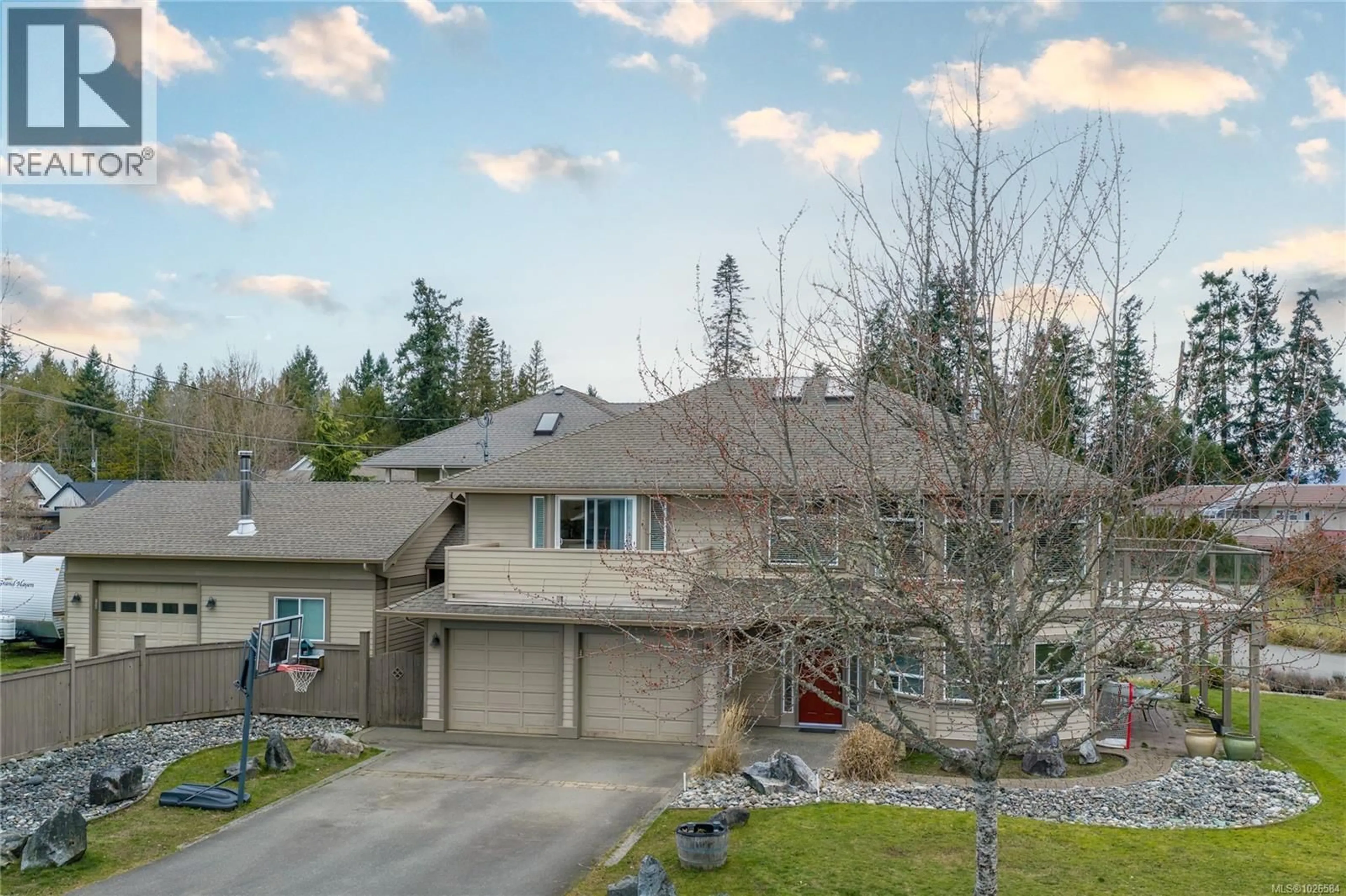 A pic from outside/outdoor area/front of a property/back of a property/a pic from drone, unknown for 615 CHINOOK AVENUE, Parksville British Columbia V9P1A5