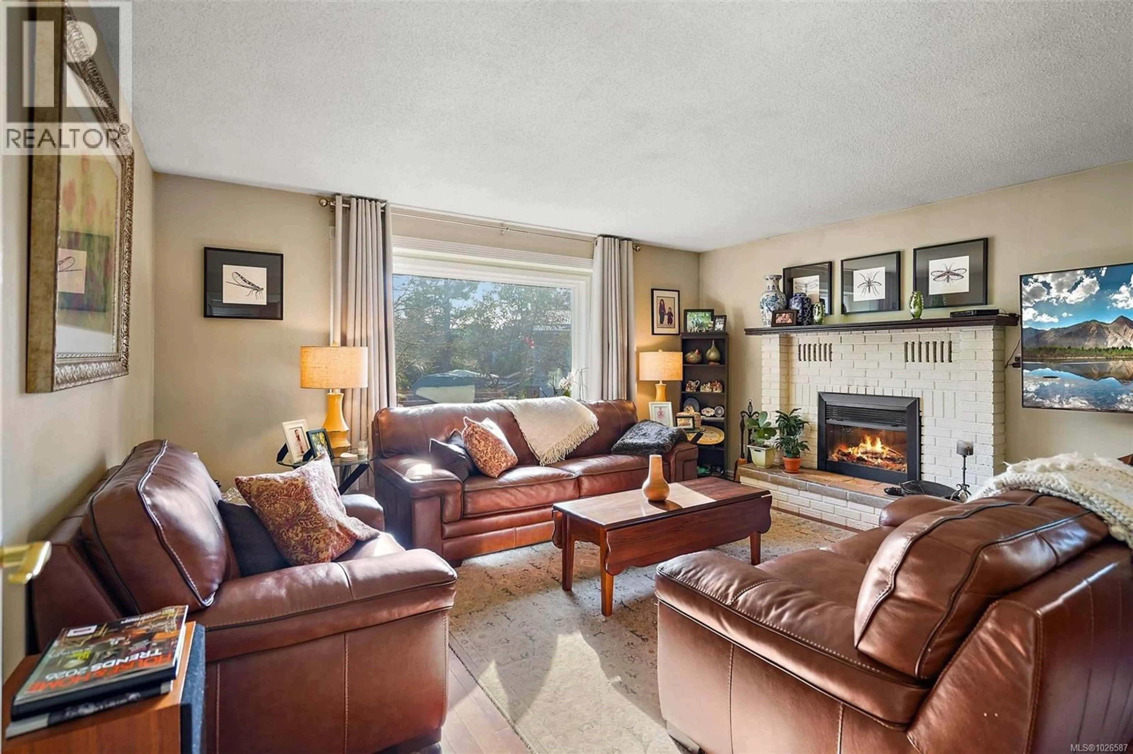 Living room with furniture, unknown for 1028 BRAMFIELD PLACE, Central Saanich British Columbia V8M1A4
