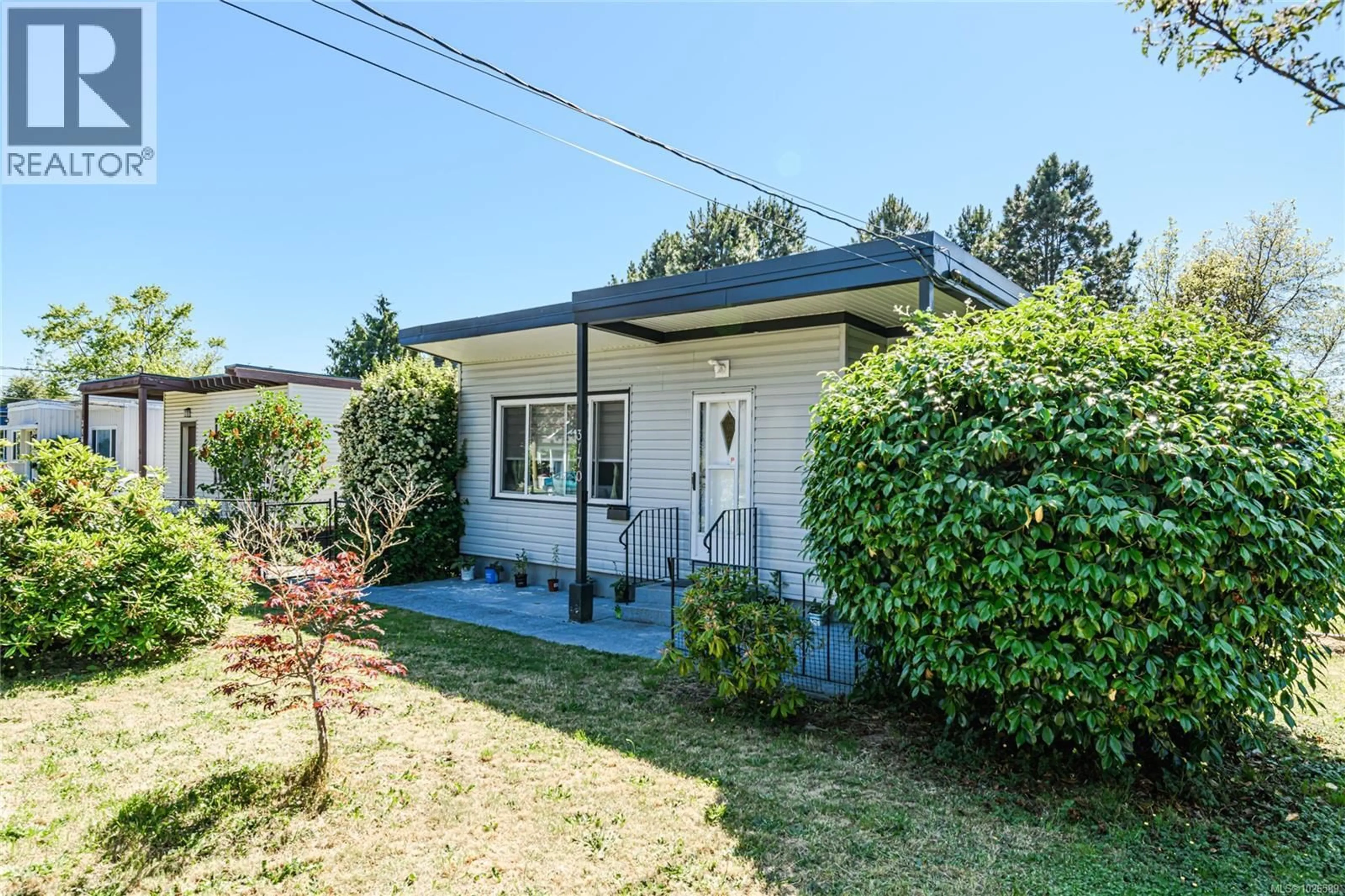 A pic from outside/outdoor area/front of a property/back of a property/a pic from drone, street for 3170 ALDER STREET, Victoria British Columbia V8X1N8