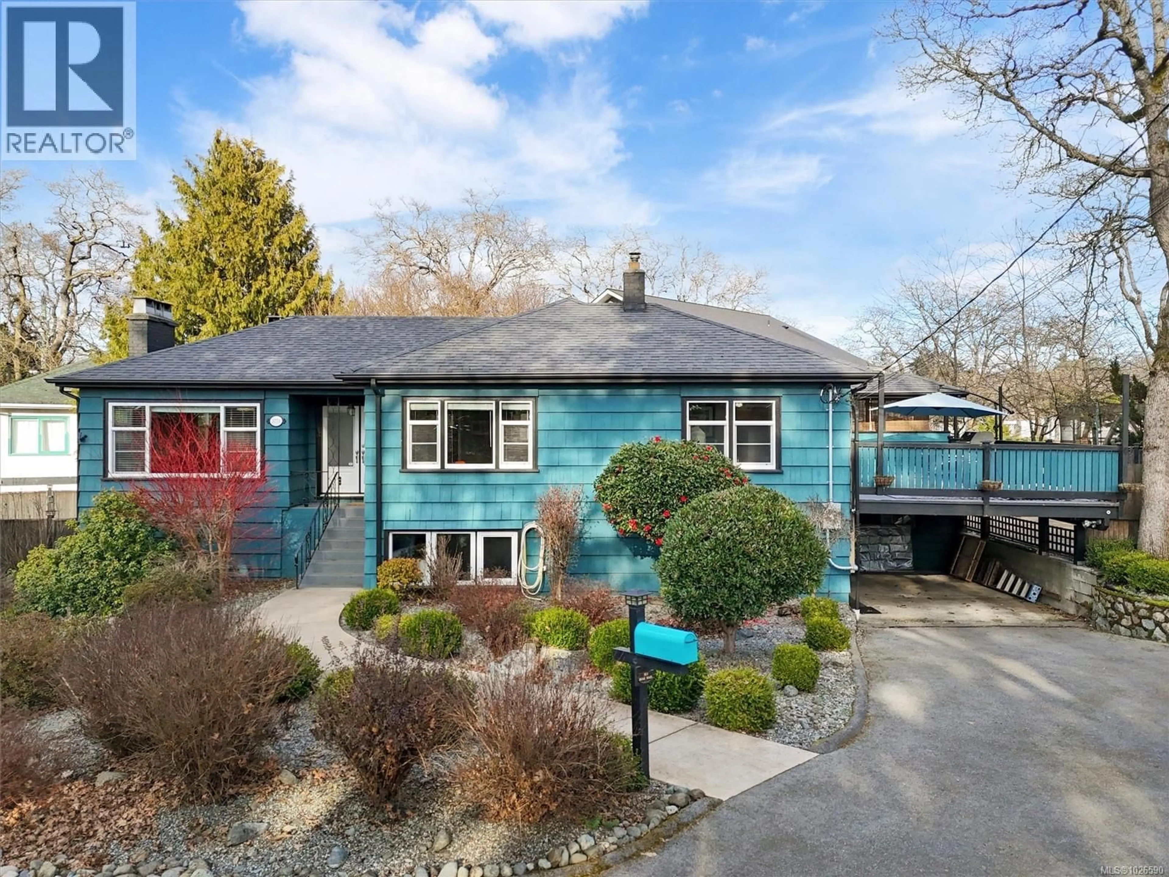 Home with vinyl exterior material, street for 3771 WINSTON CRESCENT, Saanich British Columbia V8X1S2