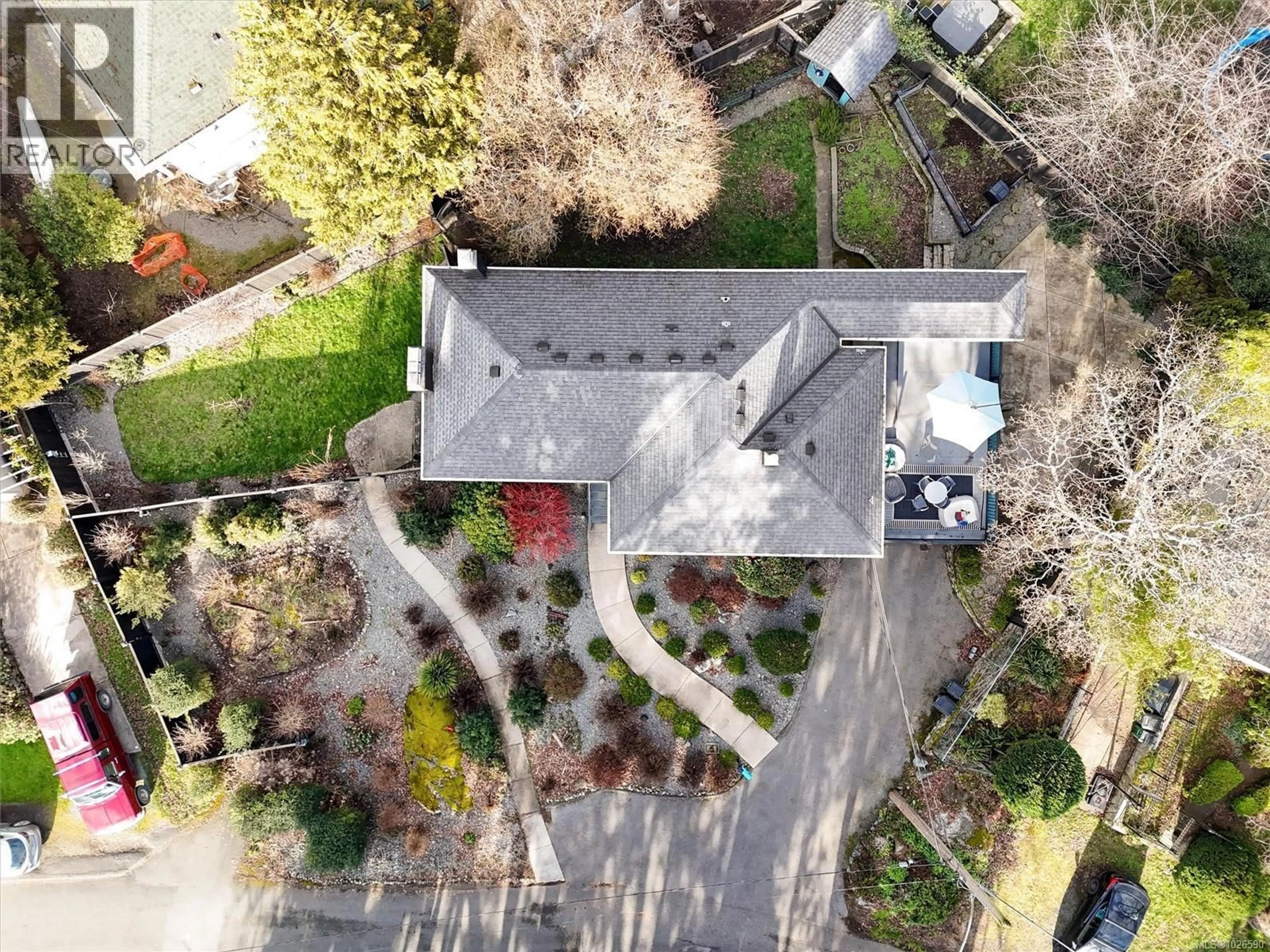A pic from outside/outdoor area/front of a property/back of a property/a pic from drone, street for 3771 WINSTON CRESCENT, Saanich British Columbia V8X1S2