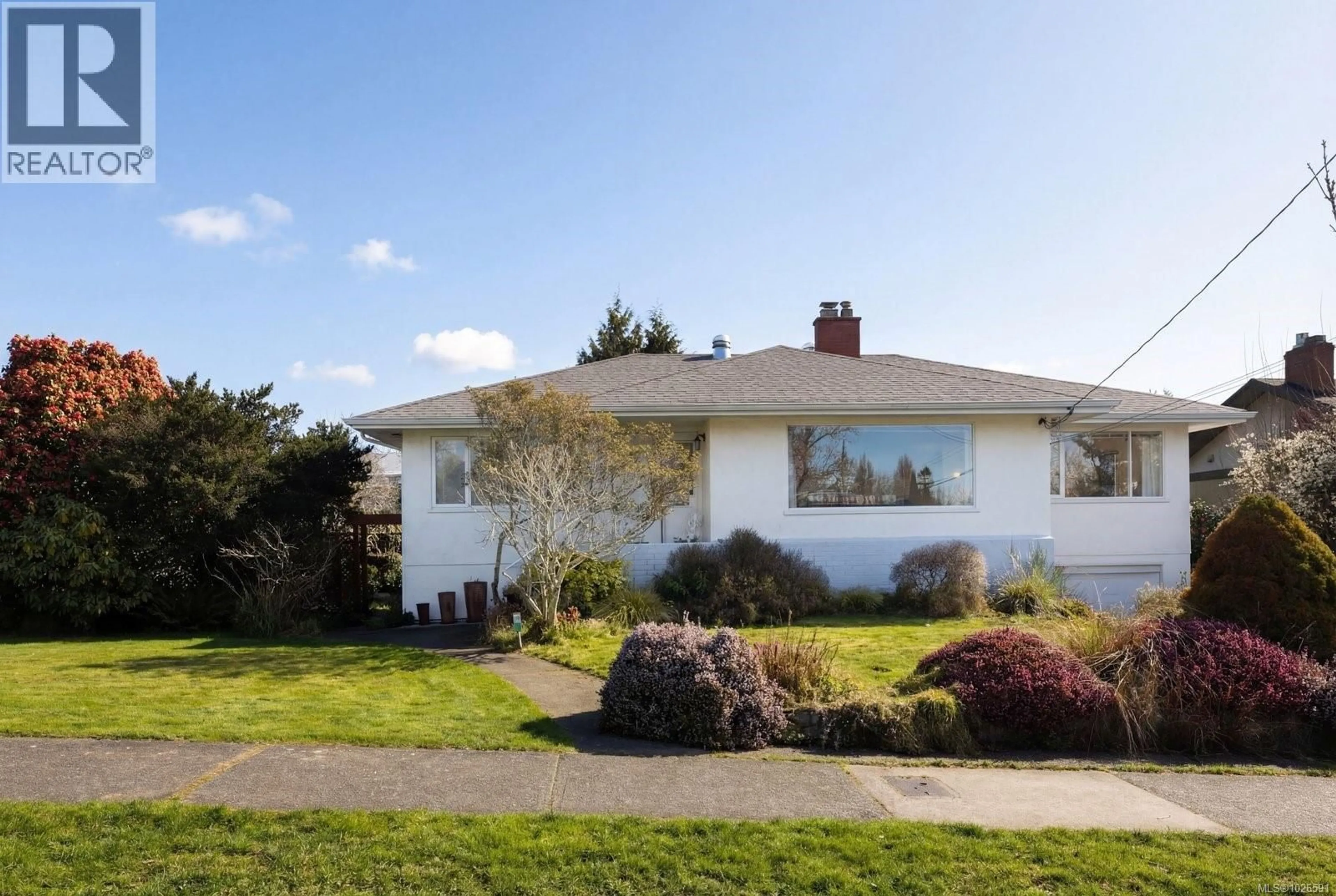 Home with vinyl exterior material, street for 683 RICHMOND AVENUE, Victoria British Columbia V8S3Y8