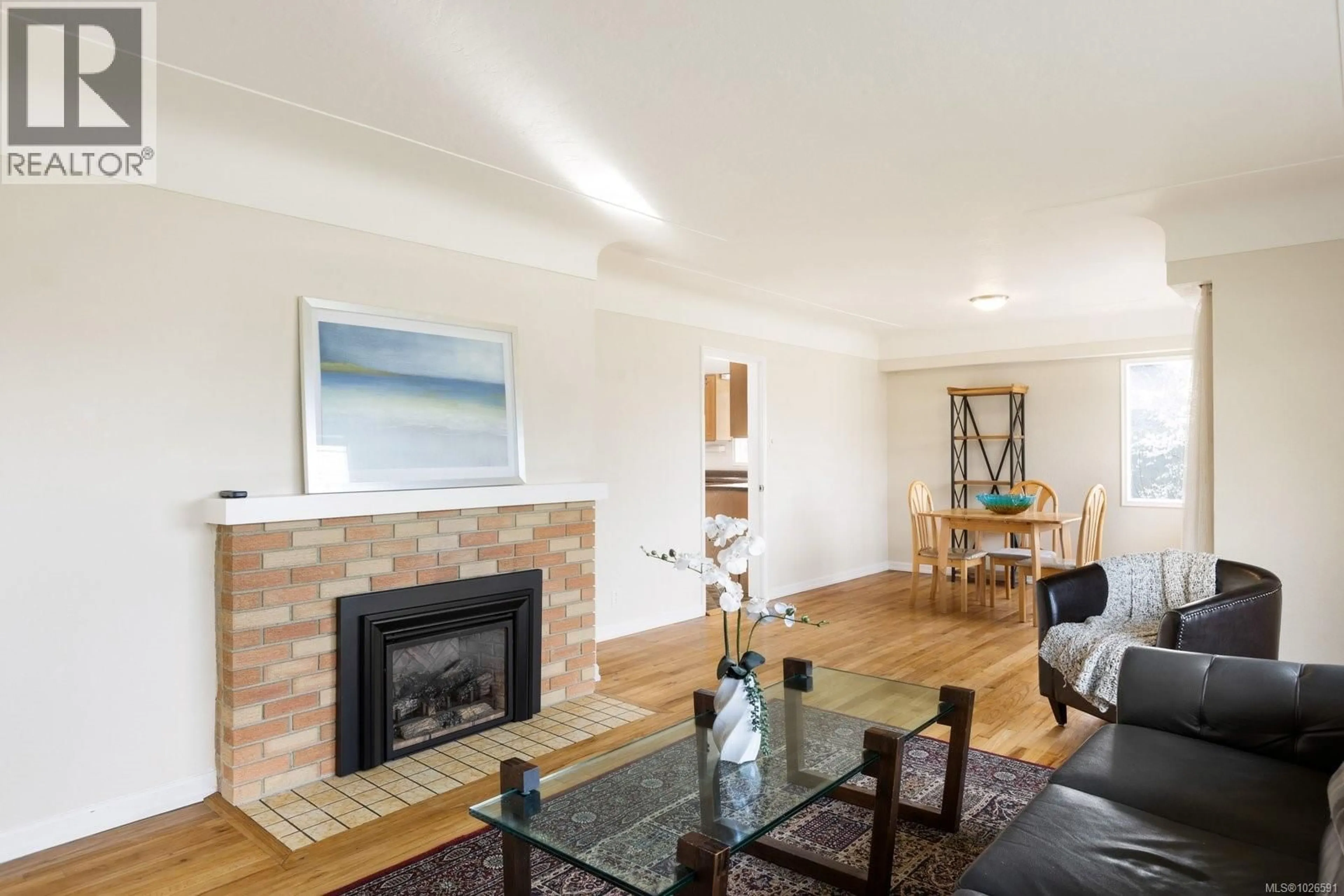 Living room with furniture, wood/laminate floor for 683 RICHMOND AVENUE, Victoria British Columbia V8S3Y8