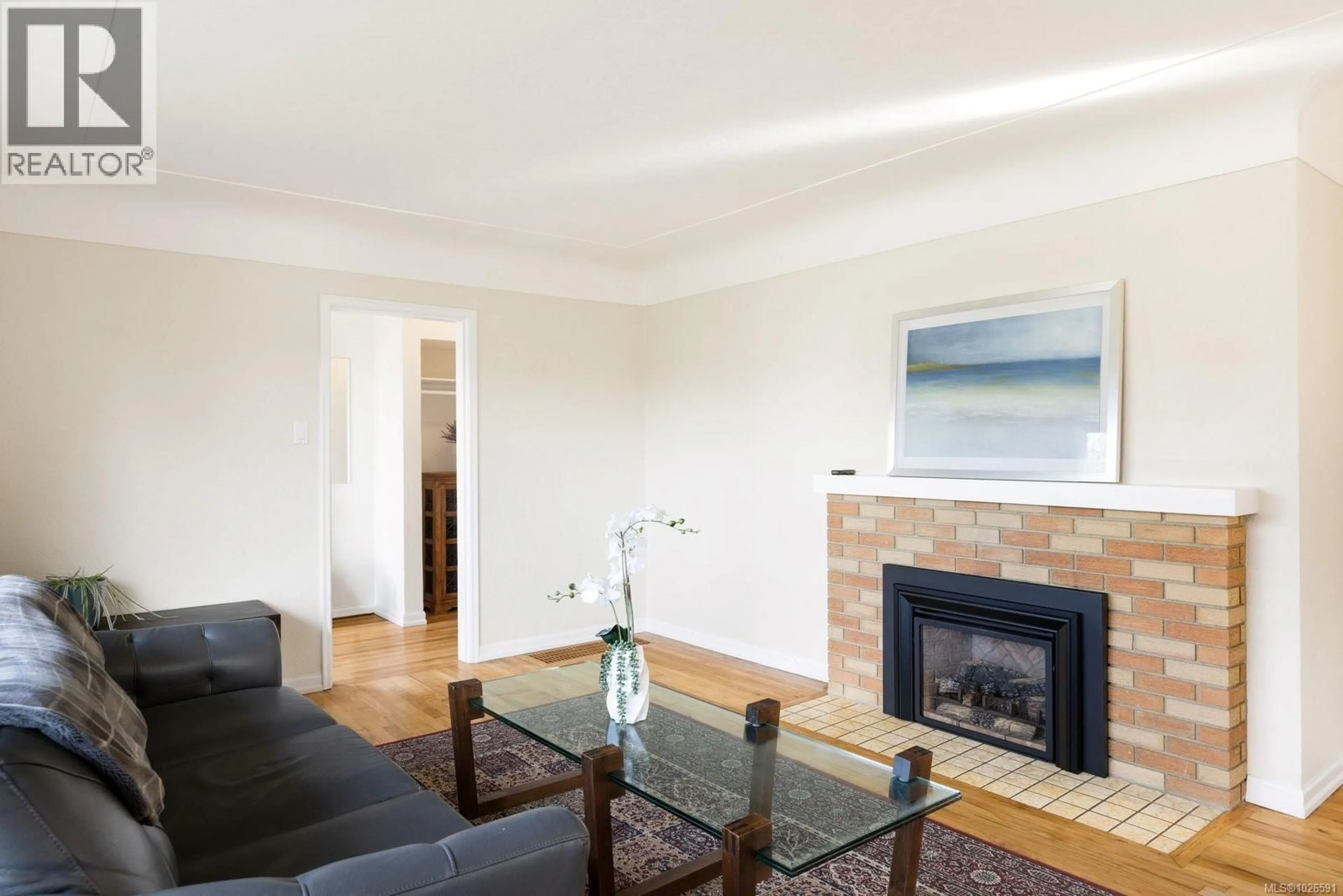 Living room with furniture, wood/laminate floor for 683 RICHMOND AVENUE, Victoria British Columbia V8S3Y8