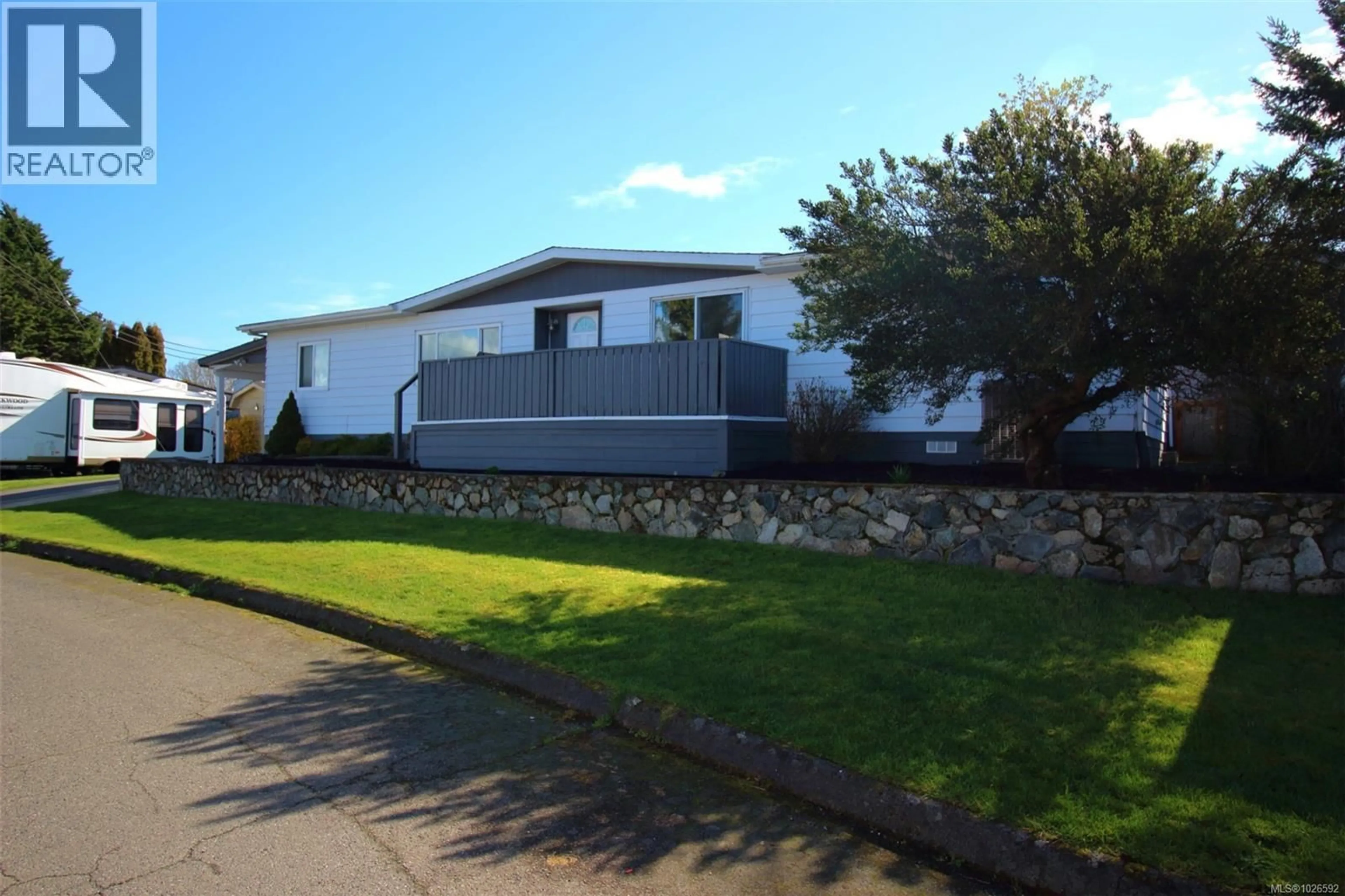 A pic from outside/outdoor area/front of a property/back of a property/a pic from drone, street for 10 - 1498 ADMIRALS ROAD, View Royal British Columbia V9A2R1