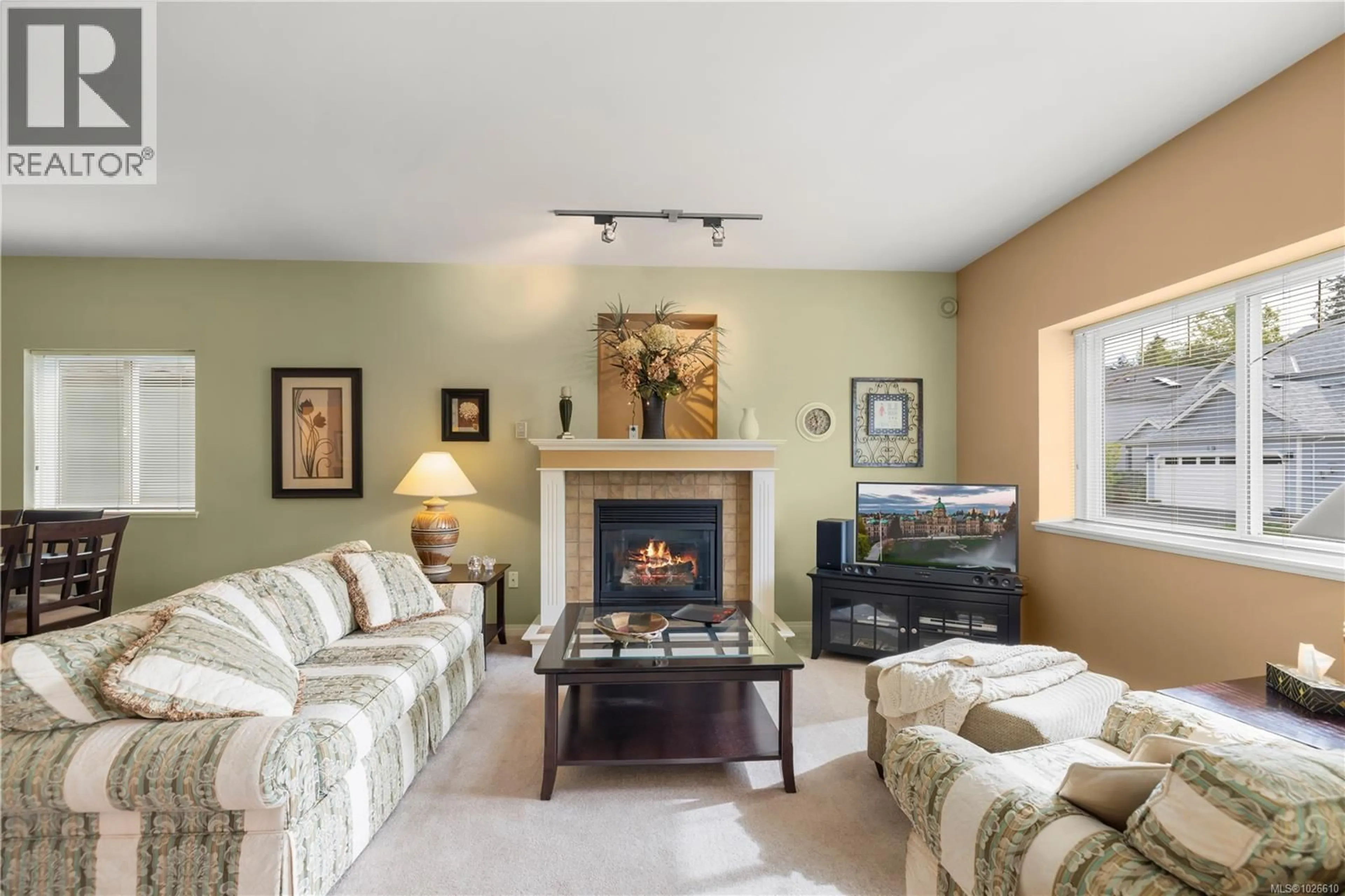 Living room with furniture, ceramic/tile floor for 8 NEWSTEAD CRESCENT, View Royal British Columbia V9B6L4