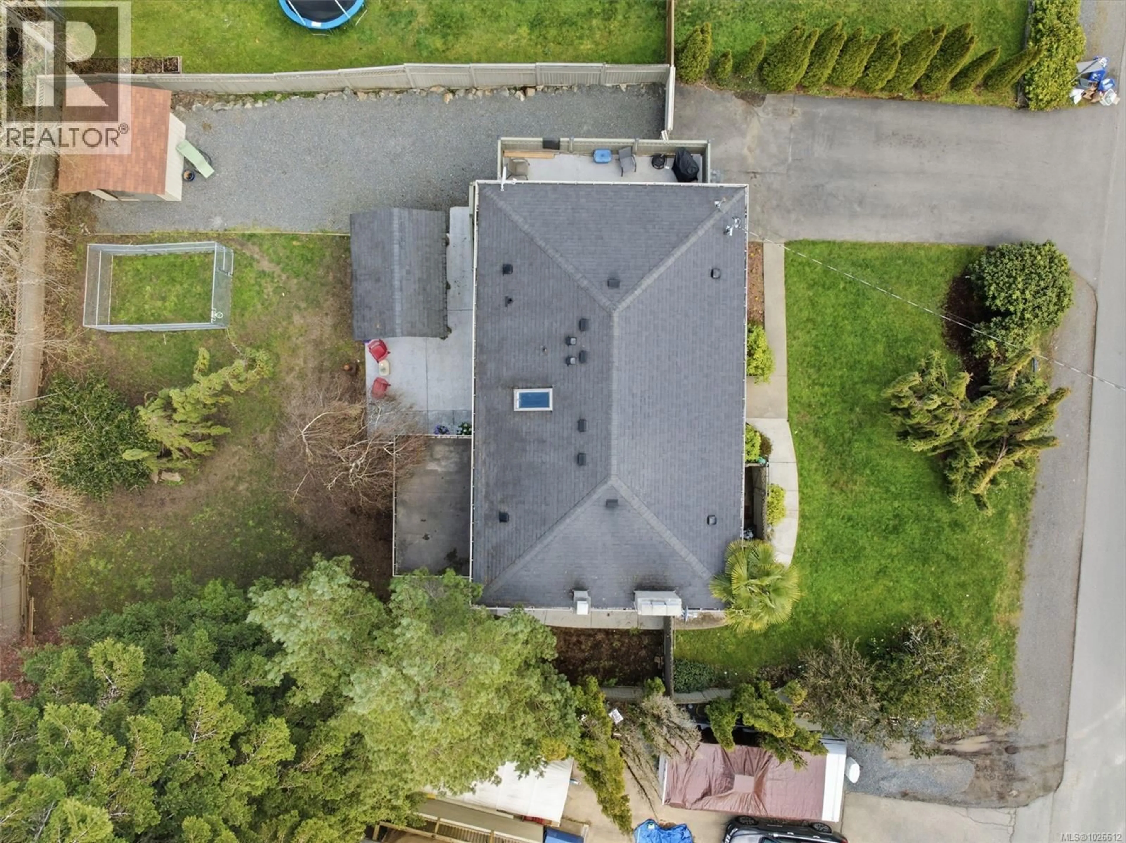 A pic from outside/outdoor area/front of a property/back of a property/a pic from drone, street for 550 PHELPS AVENUE, Langford British Columbia V9B3H7