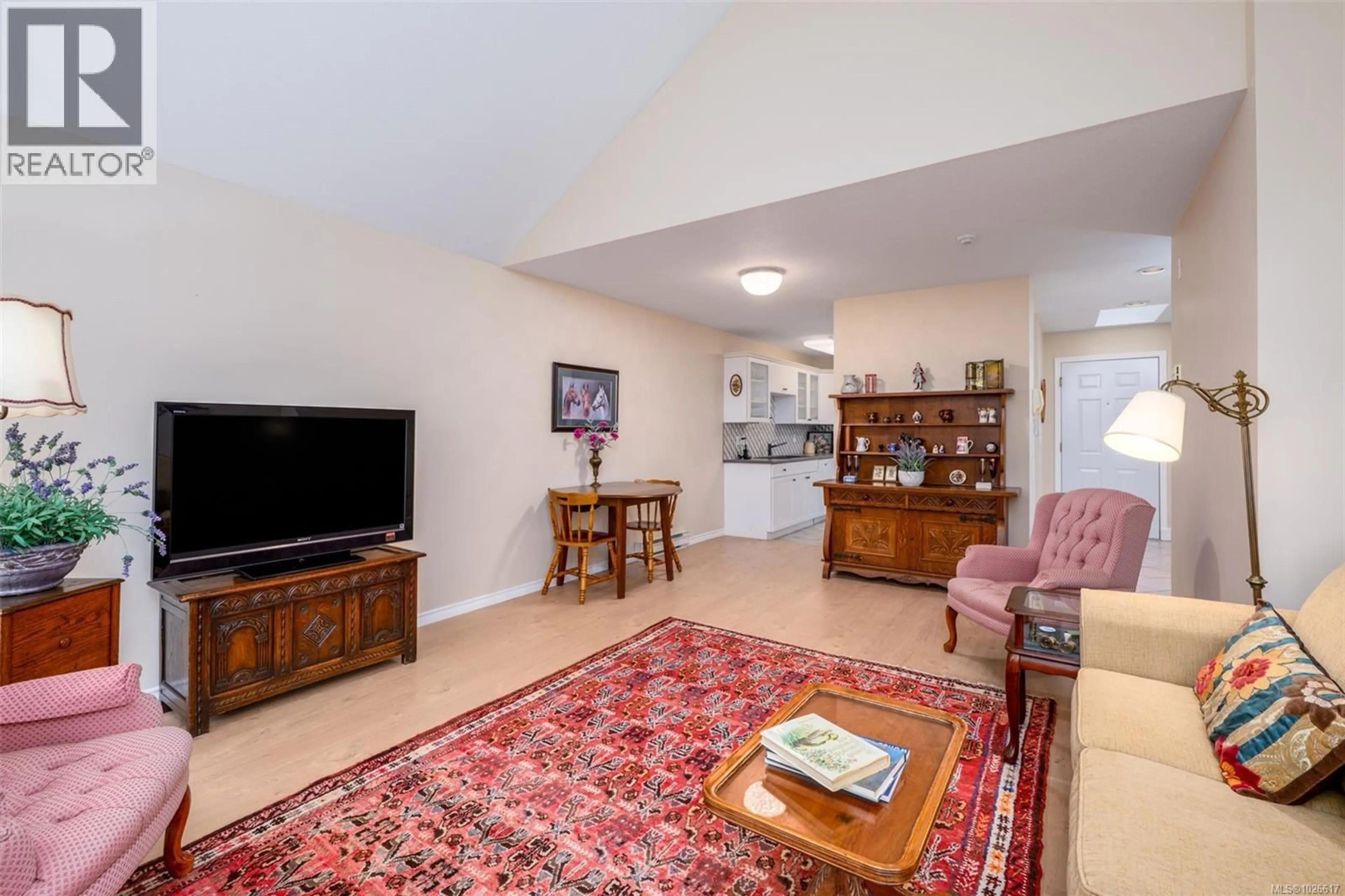 Living room with furniture, unknown for 403 - 275 FIRST STREET, Duncan British Columbia V9L1R3