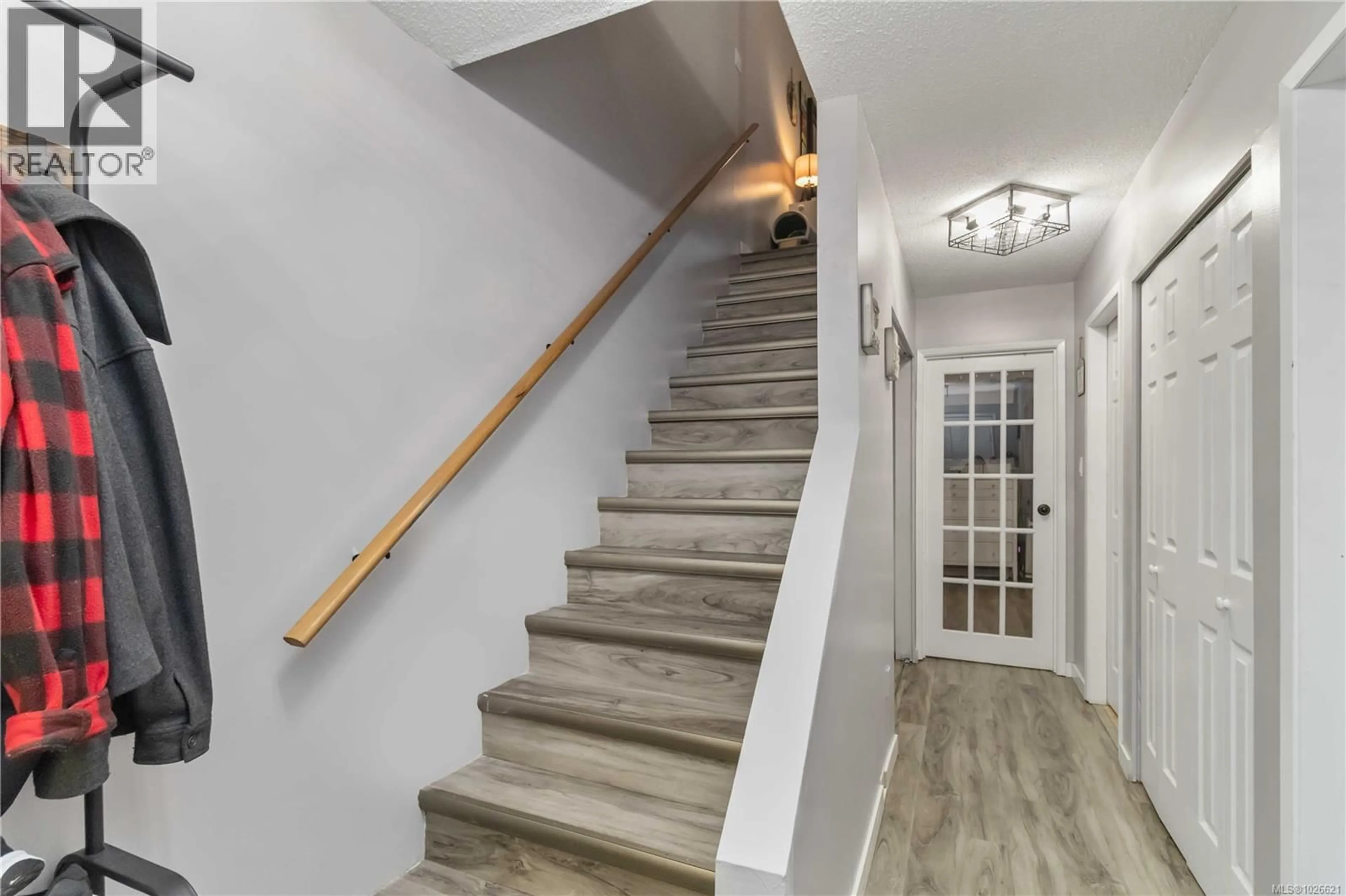 Stairs for 6 - 6110 SEABROOM ROAD, Sooke British Columbia V9Z0B8