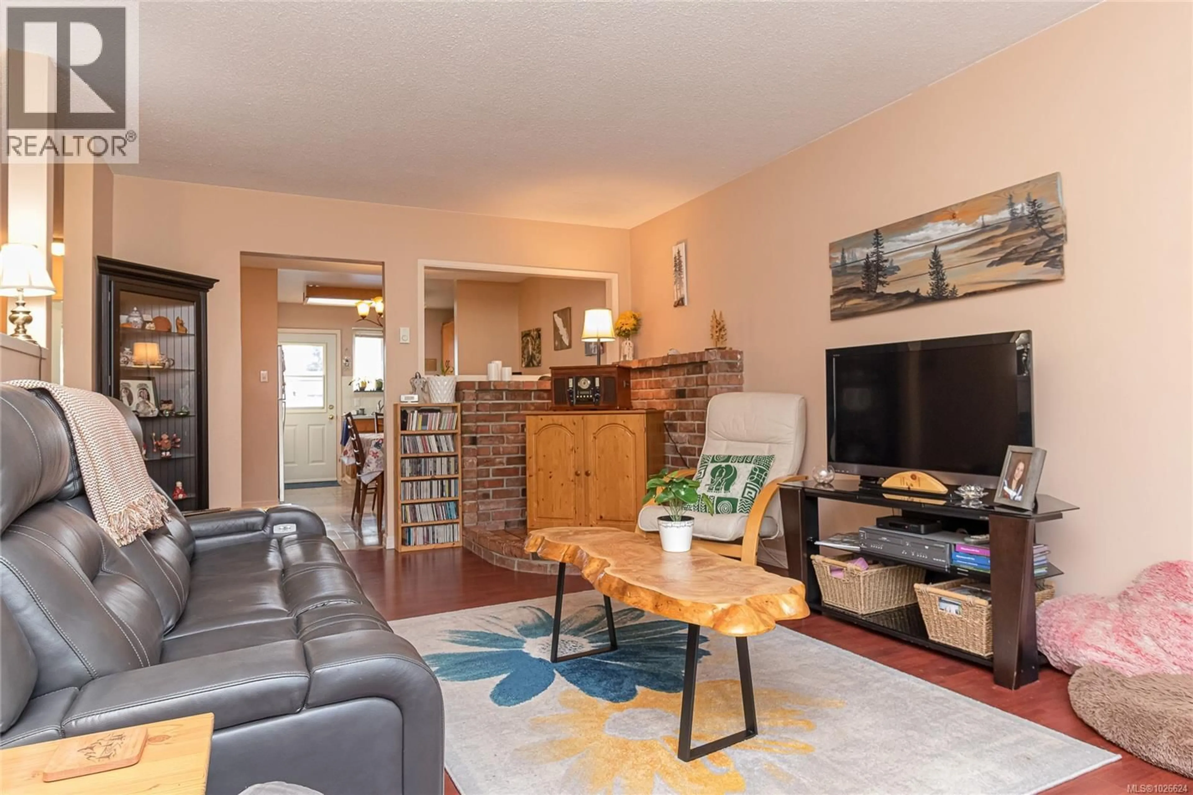 Living room with furniture, wood/laminate floor for 9581 EPCO DRIVE, Sidney British Columbia V8L2T1