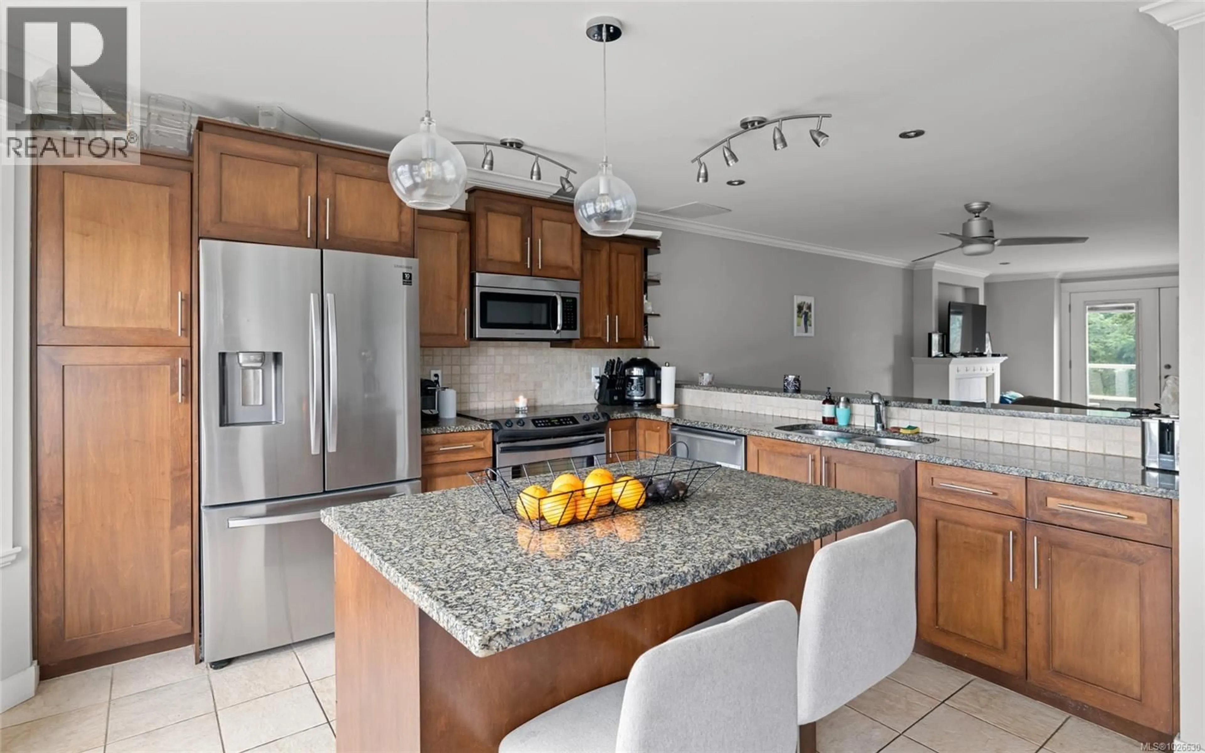 Open concept kitchen, ceramic/tile floor for 525 HEATHERDALE LANE, Saanich British Columbia V8Z0A4