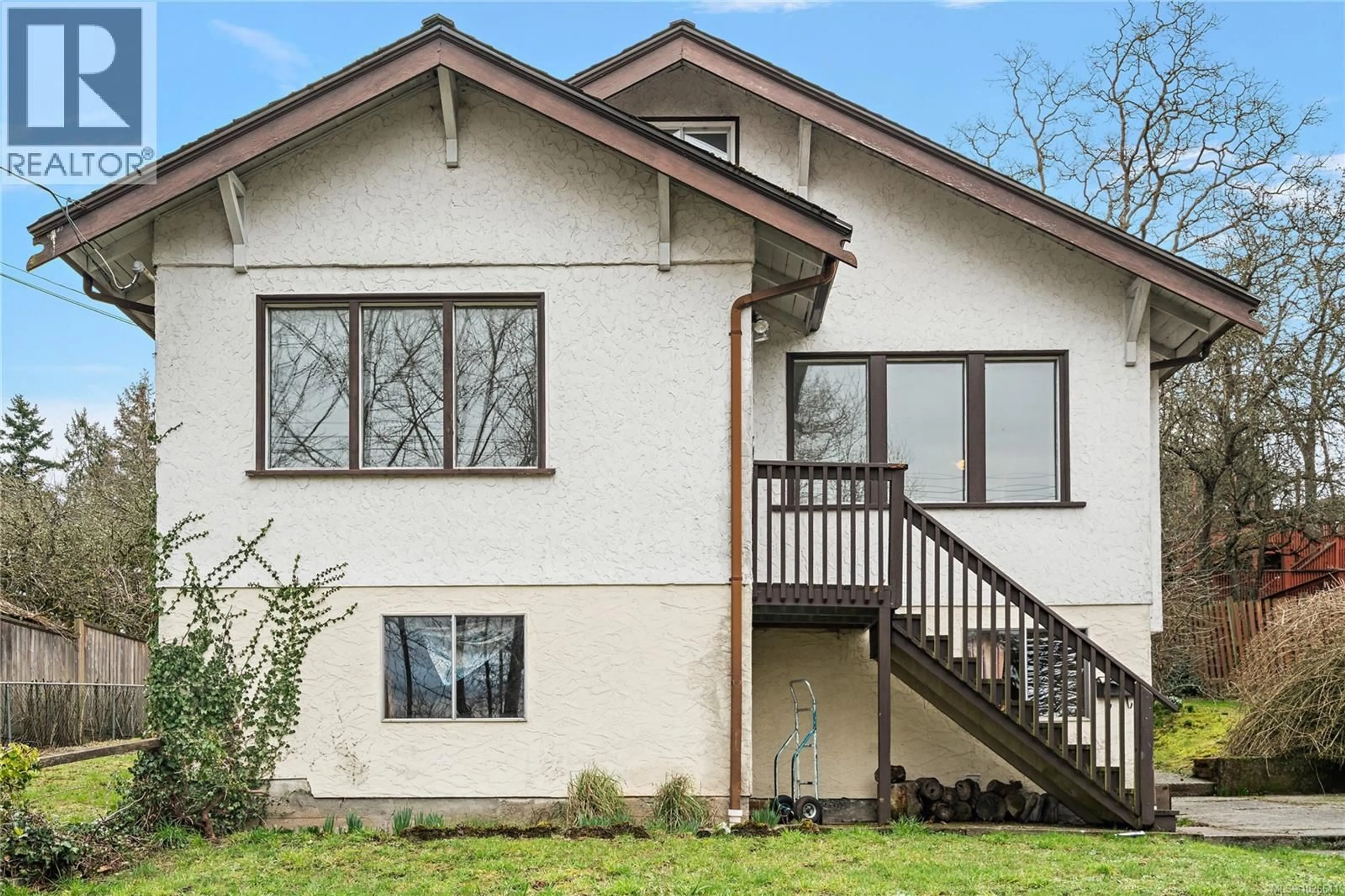 Home with vinyl exterior material, building for 1085 PRIMROSE ROAD, Saanich British Columbia V8Z4S6