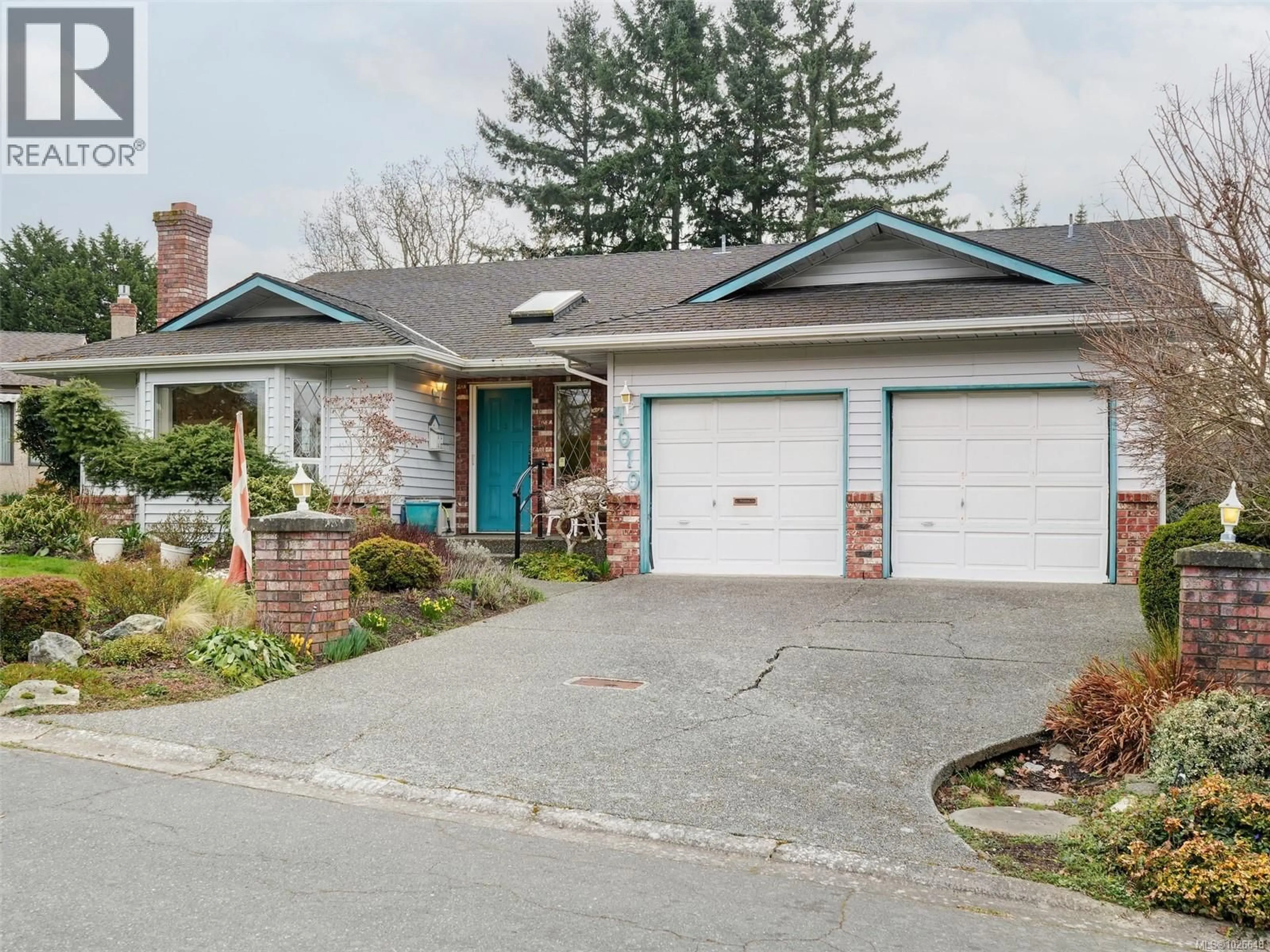 Home with vinyl exterior material, street for 4010 HOLLYRIDGE PLACE, Saanich British Columbia V8N5Z8