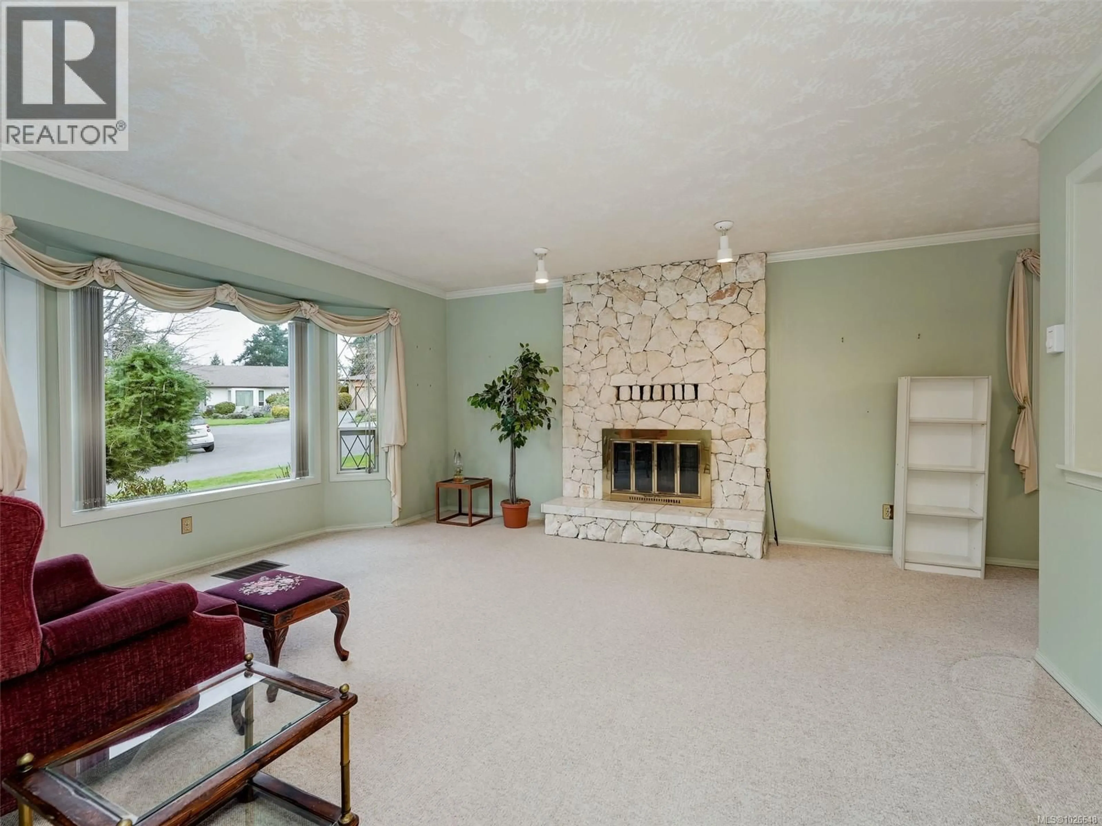 Living room with furniture, unknown for 4010 HOLLYRIDGE PLACE, Saanich British Columbia V8N5Z8