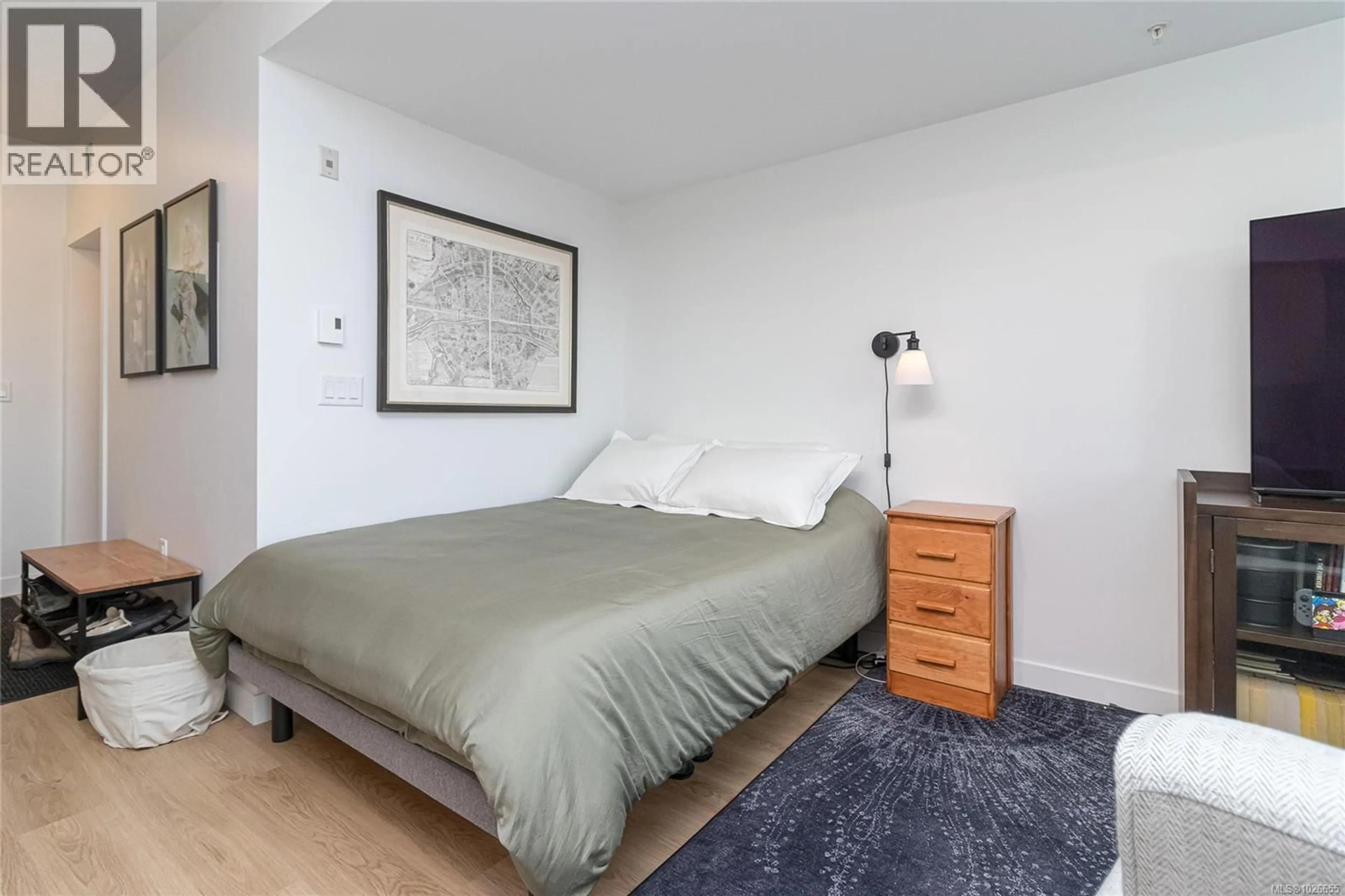 Bedroom with bed, wood/laminate floor for 616 - 1115 JOHNSON STREET, Victoria British Columbia V8V0H2