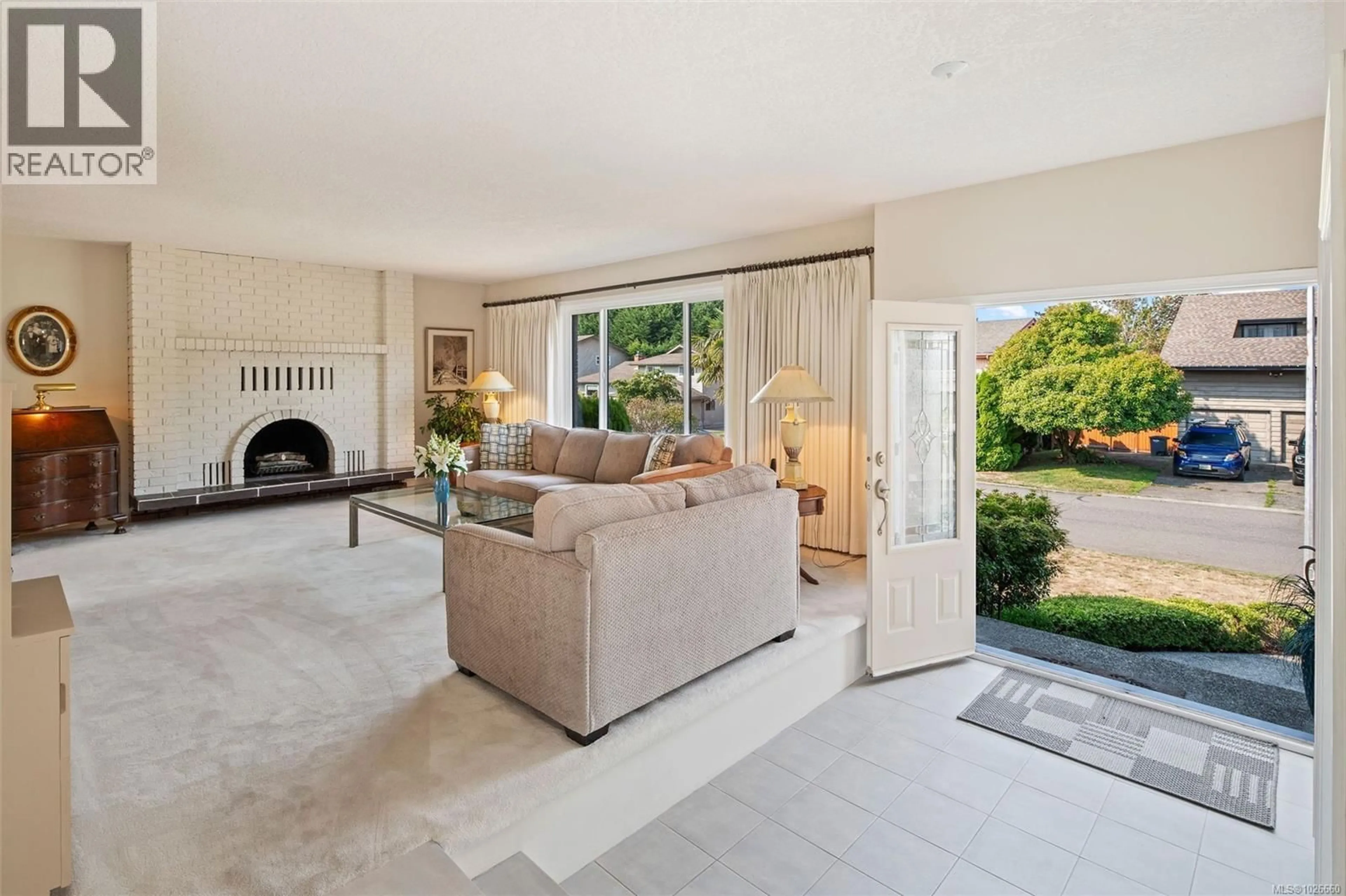 Living room with furniture, unknown for 4059 CAVALLIN COURT, Saanich British Columbia V8N5P9