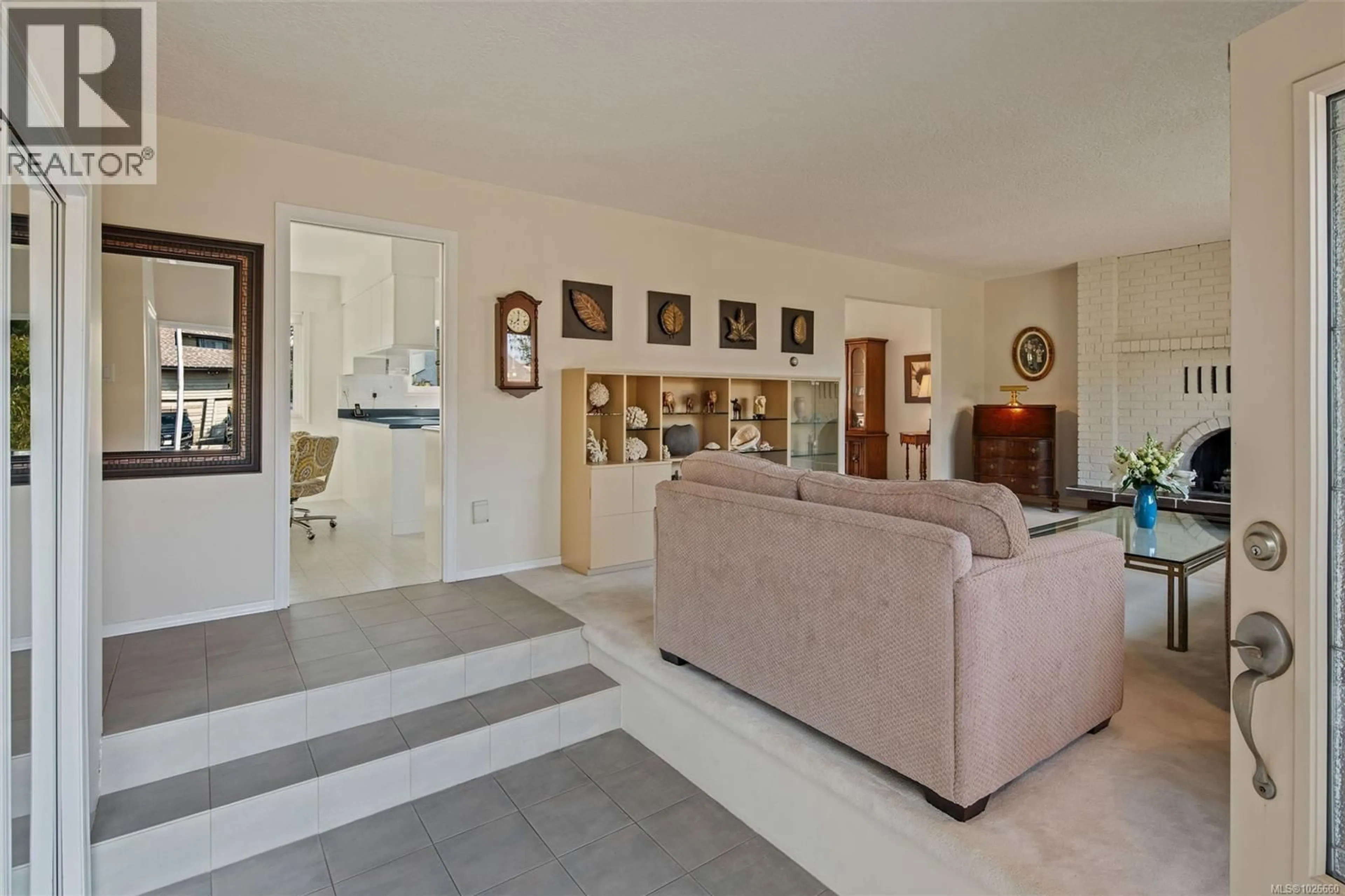 Indoor foyer for 4059 CAVALLIN COURT, Saanich British Columbia V8N5P9