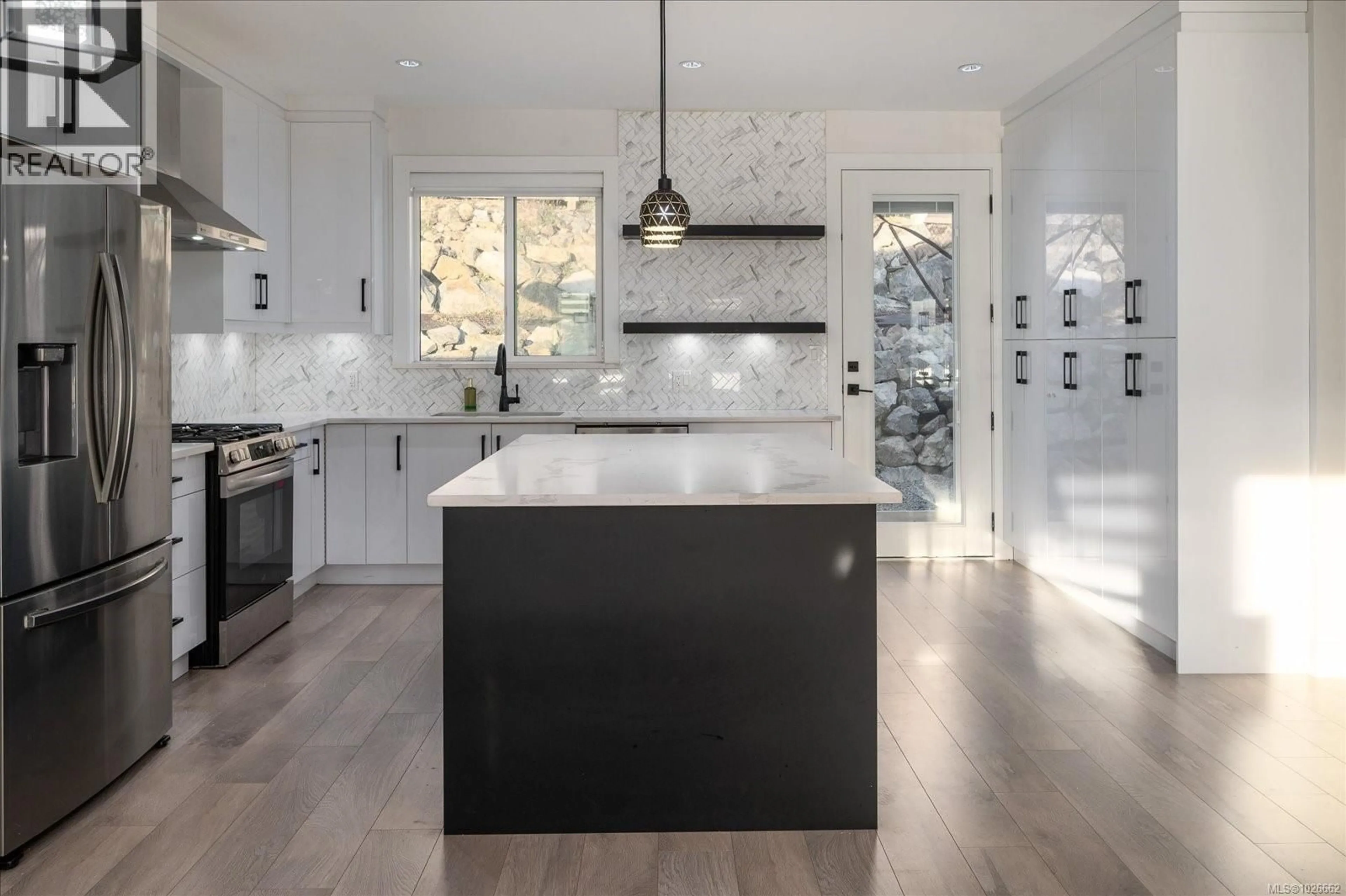 Contemporary kitchen, ceramic/tile floor for 151 SUNVIEW ROAD, Nanaimo British Columbia V9T0M6