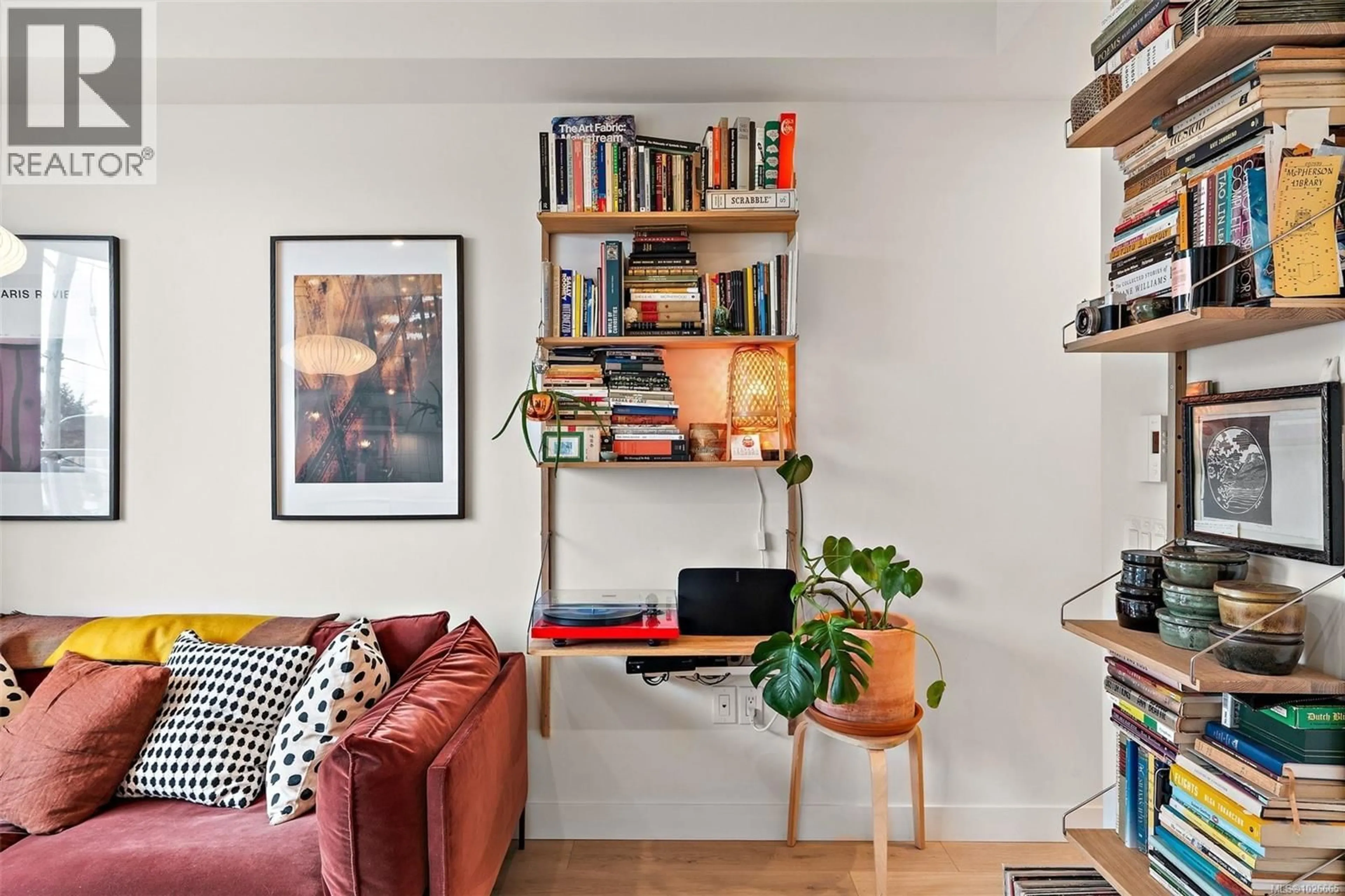 Living room with furniture, unknown for 306 - 1301 HILLSIDE AVENUE, Victoria British Columbia V8T0E3