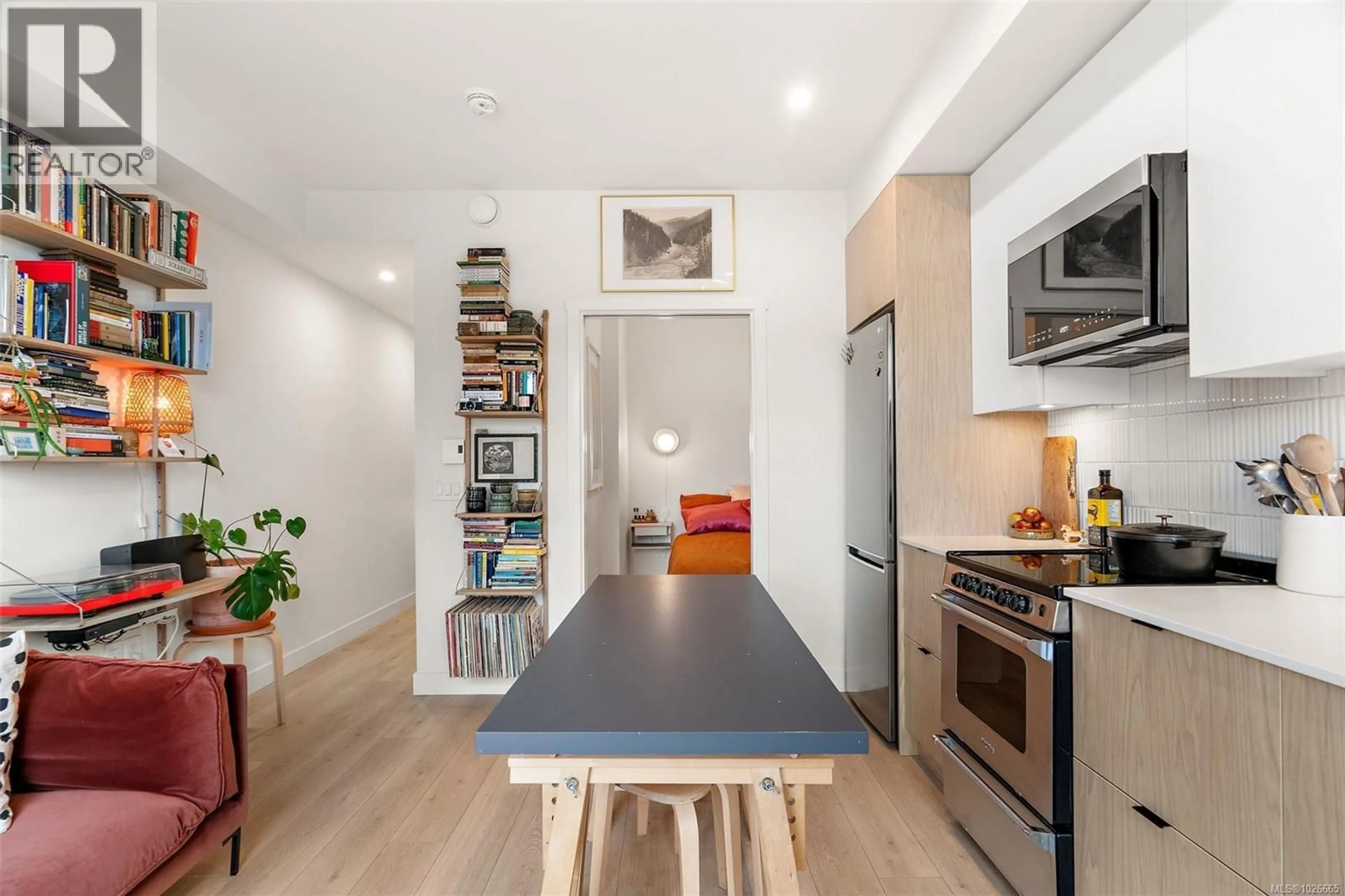 Unknown for 306 - 1301 HILLSIDE AVENUE, Victoria British Columbia V8T0E3