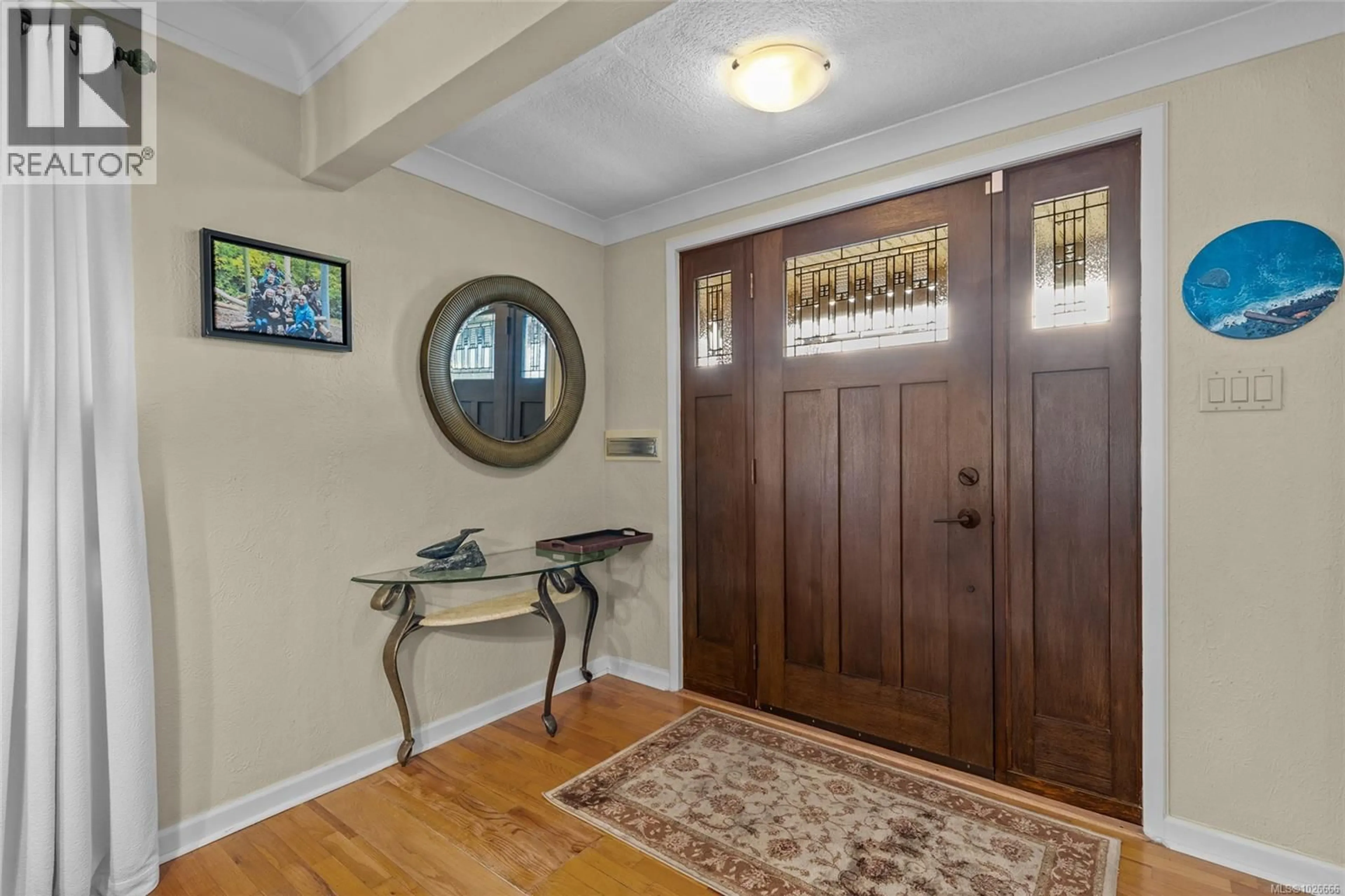 Indoor entryway for 196 HOMER ROAD, Saanich British Columbia V8Z1V6