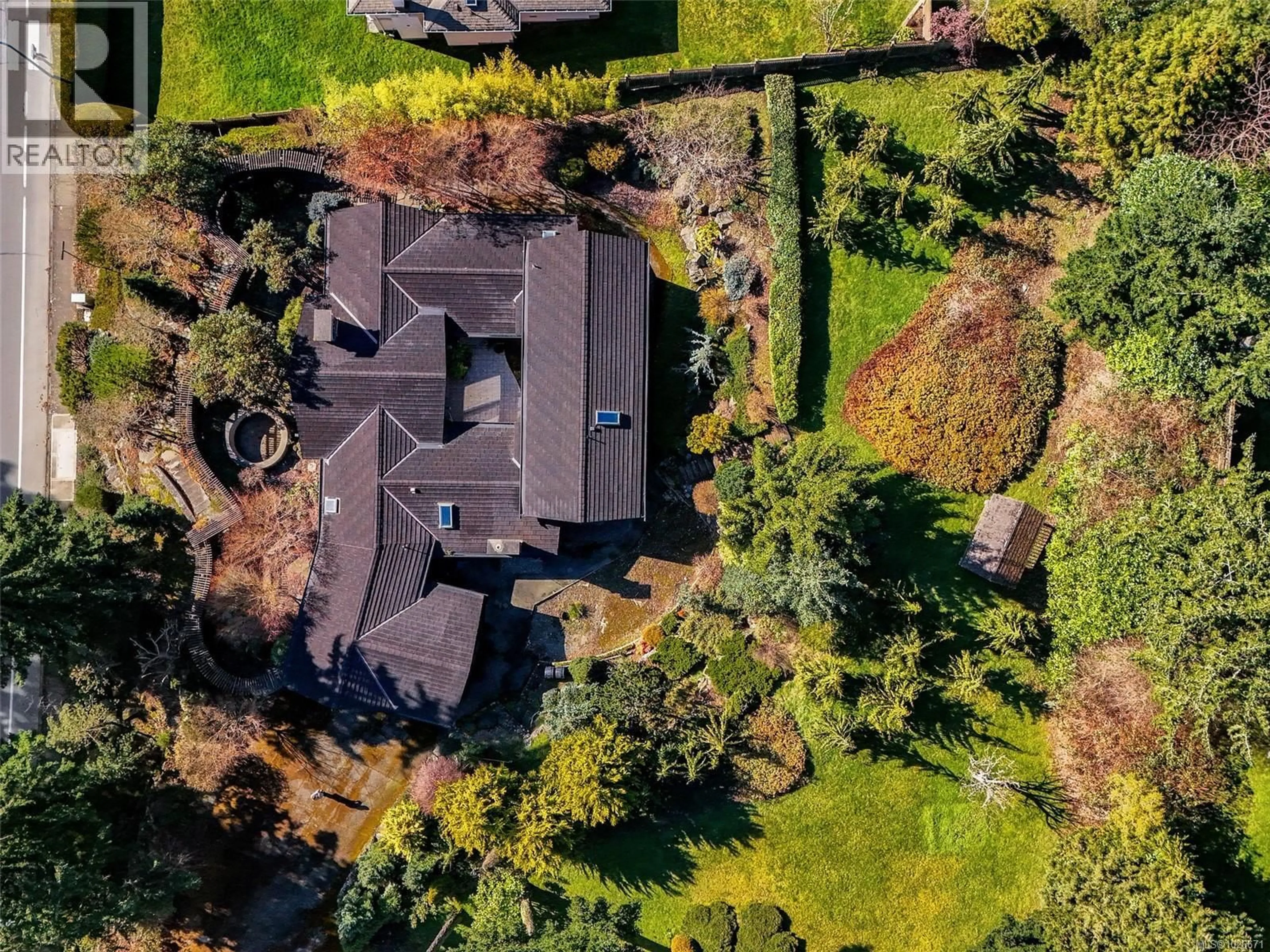 A pic from outside/outdoor area/front of a property/back of a property/a pic from drone, unknown for 930 ROYAL OAK DRIVE, Saanich British Columbia V8X3T4