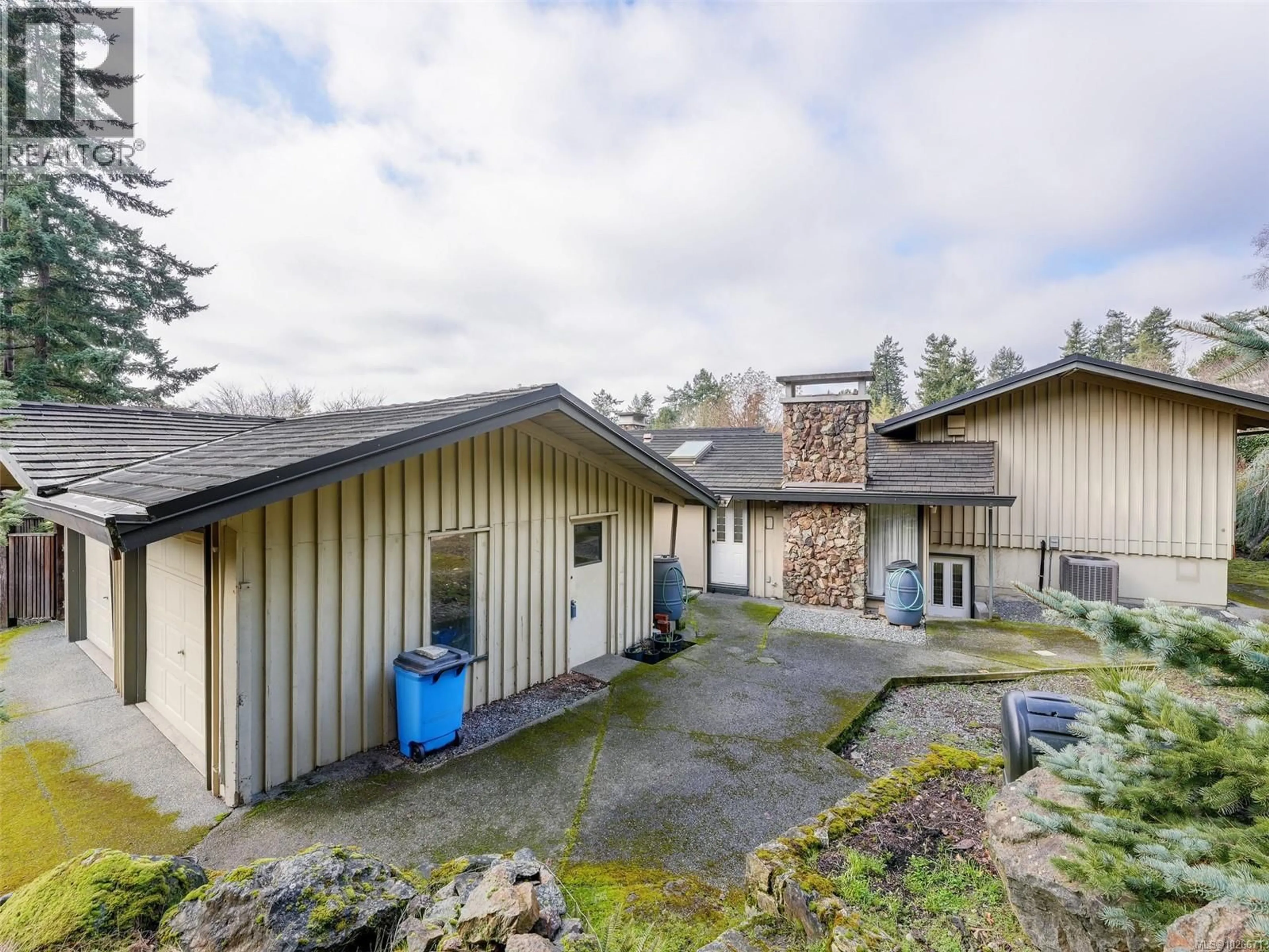A pic from outside/outdoor area/front of a property/back of a property/a pic from drone, building for 930 ROYAL OAK DRIVE, Saanich British Columbia V8X3T4