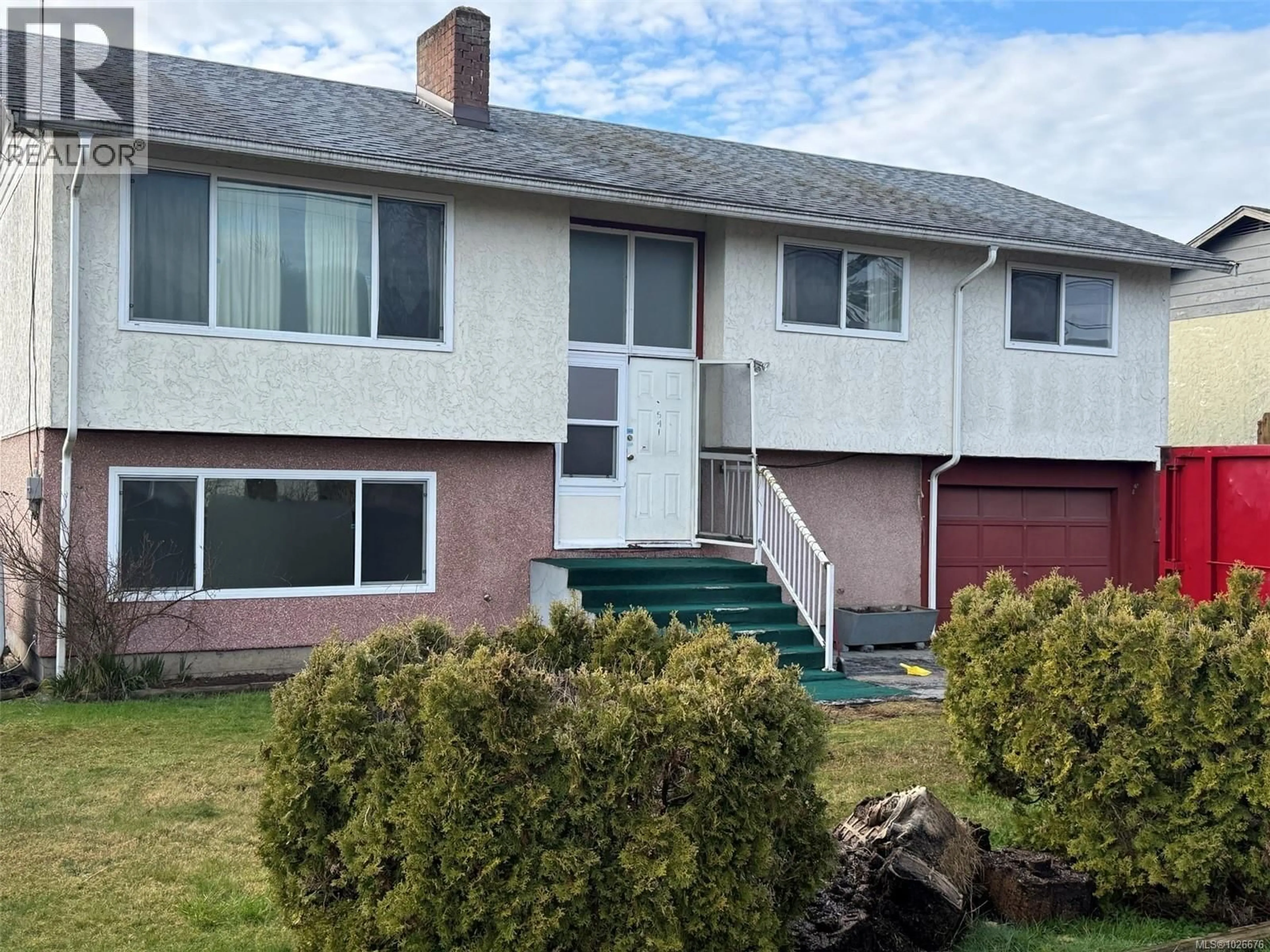 Home with vinyl exterior material, street for 541 NOVA STREET, Nanaimo British Columbia V9R1C6