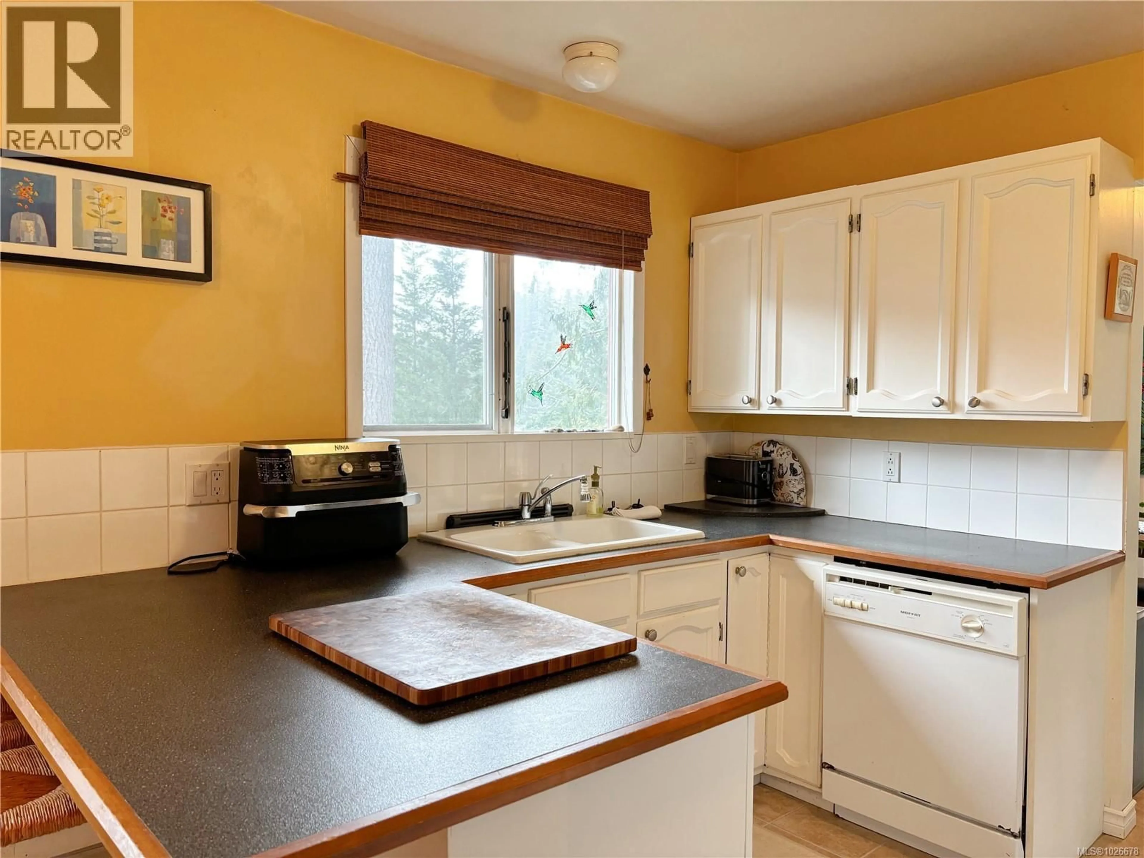 Standard kitchen, unknown for 570 EAGLE CRESCENT, Gold River British Columbia V0P1G0