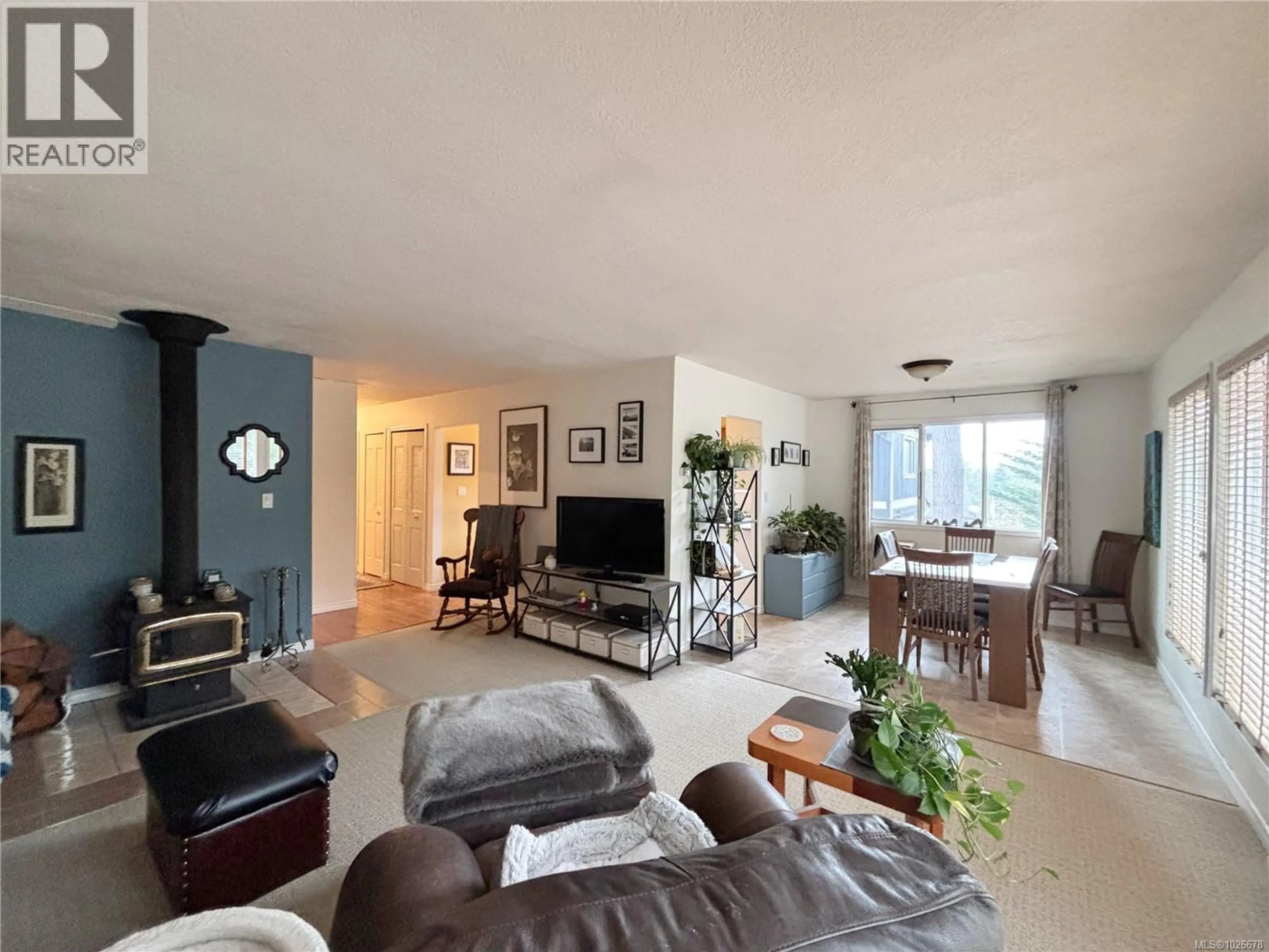 Living room with furniture, unknown for 570 EAGLE CRESCENT, Gold River British Columbia V0P1G0