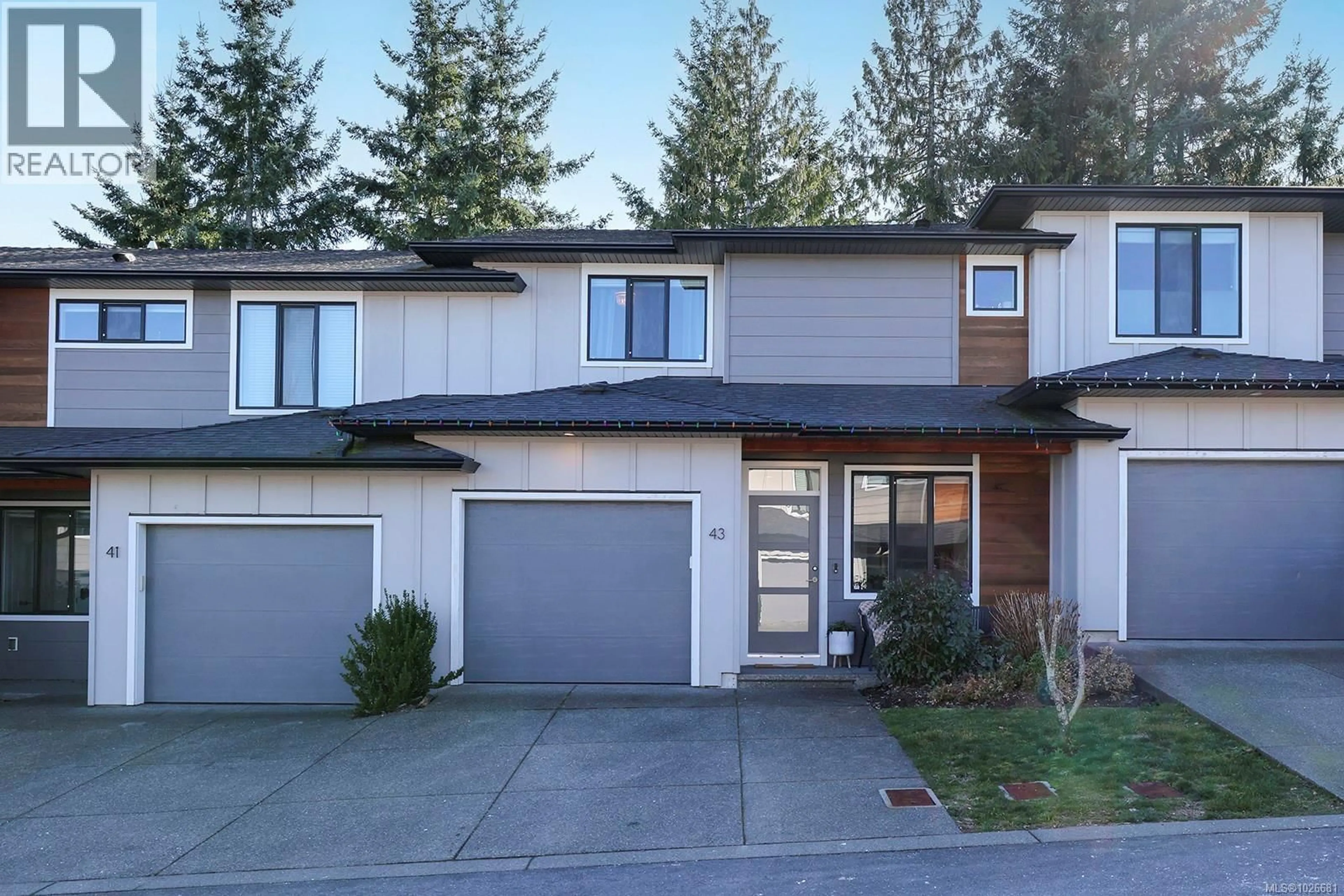 Home with vinyl exterior material, street for 43 - 2607 KENDAL AVENUE, Cumberland British Columbia V0R1S0