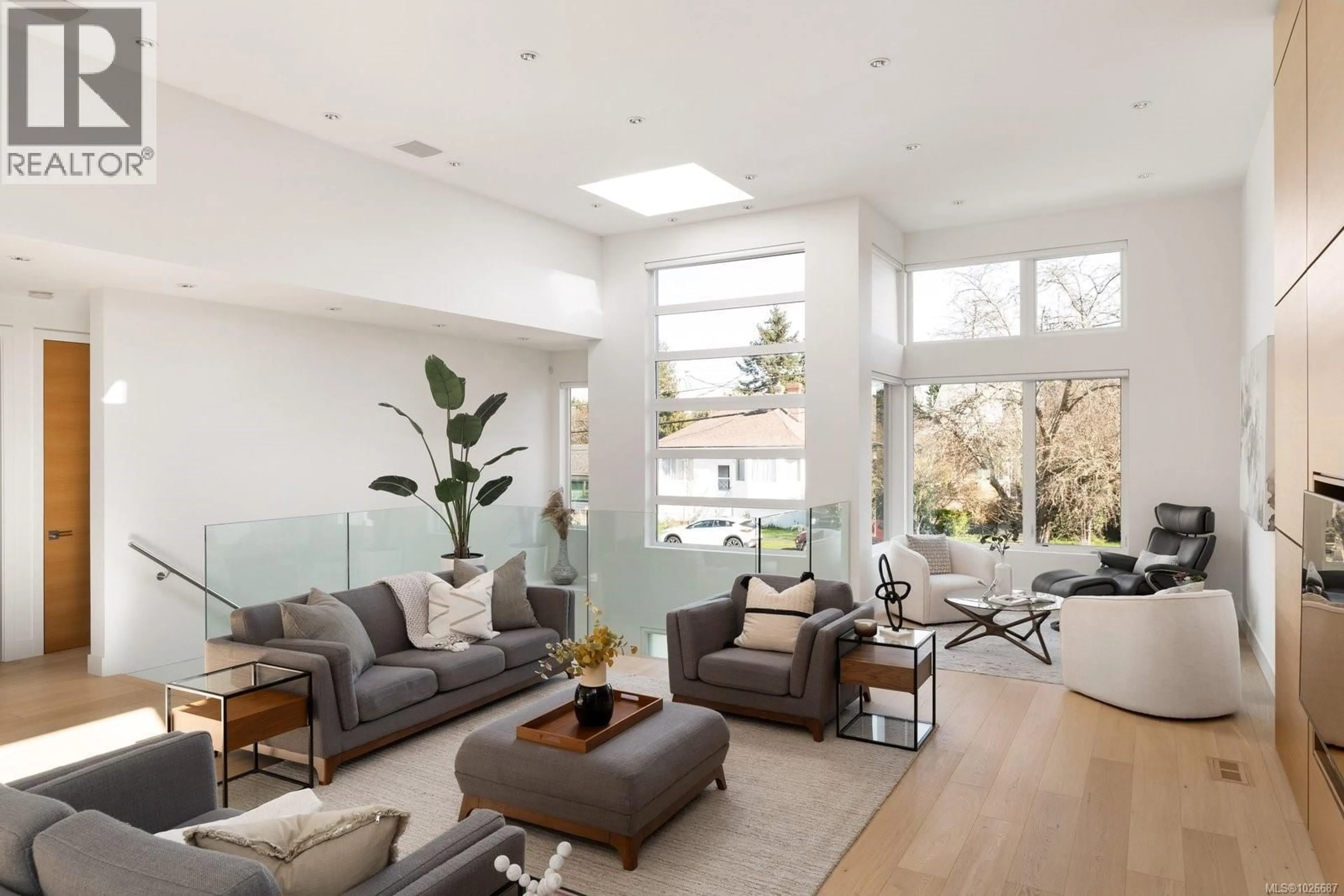 Living room with furniture, unknown for 2318 SHAKESPEARE STREET, Victoria British Columbia V8R4G3