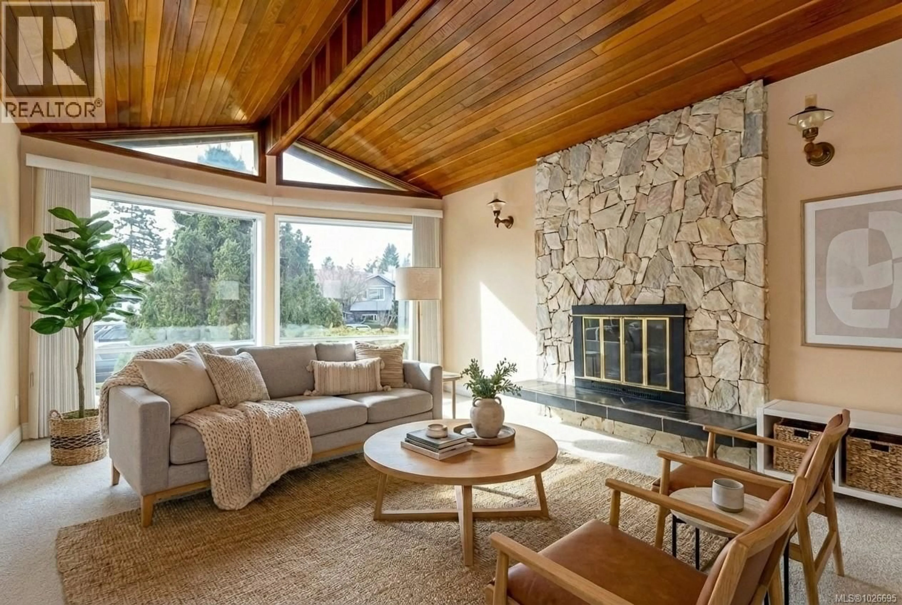 Living room with furniture, unknown for 2320 HAZELTON PLACE, Saanich British Columbia V8N5C3