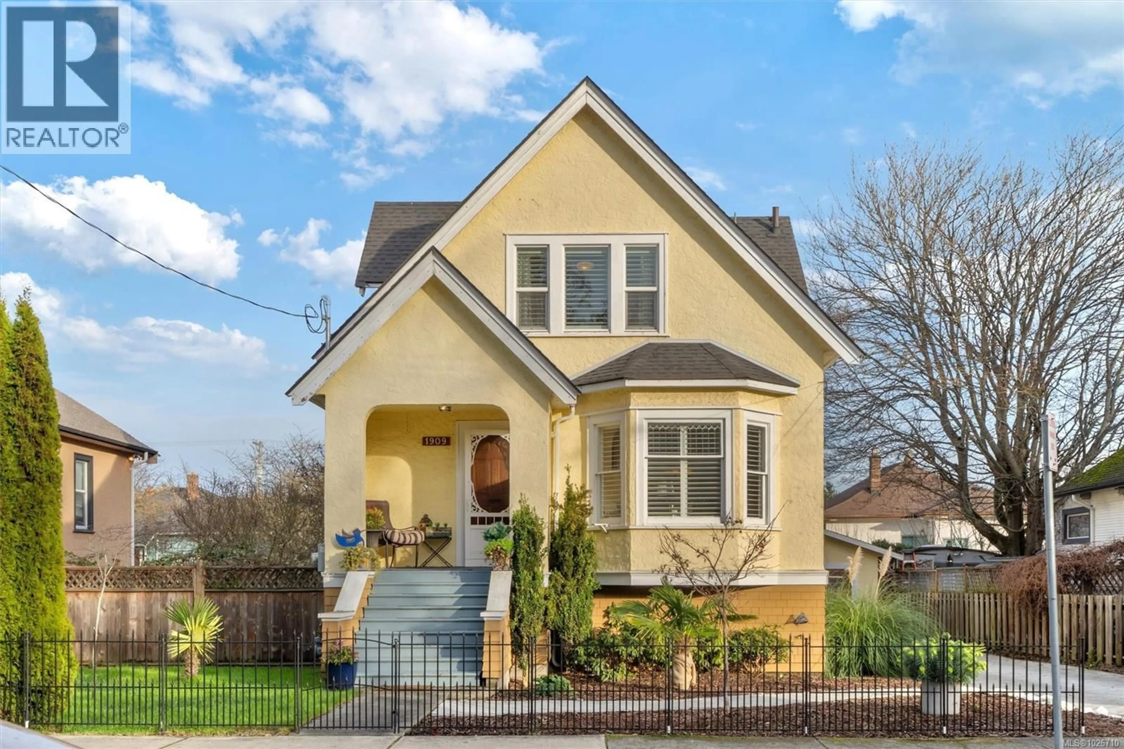 Home with vinyl exterior material, street for 1909 DUCHESS STREET, Victoria British Columbia V8R4W2