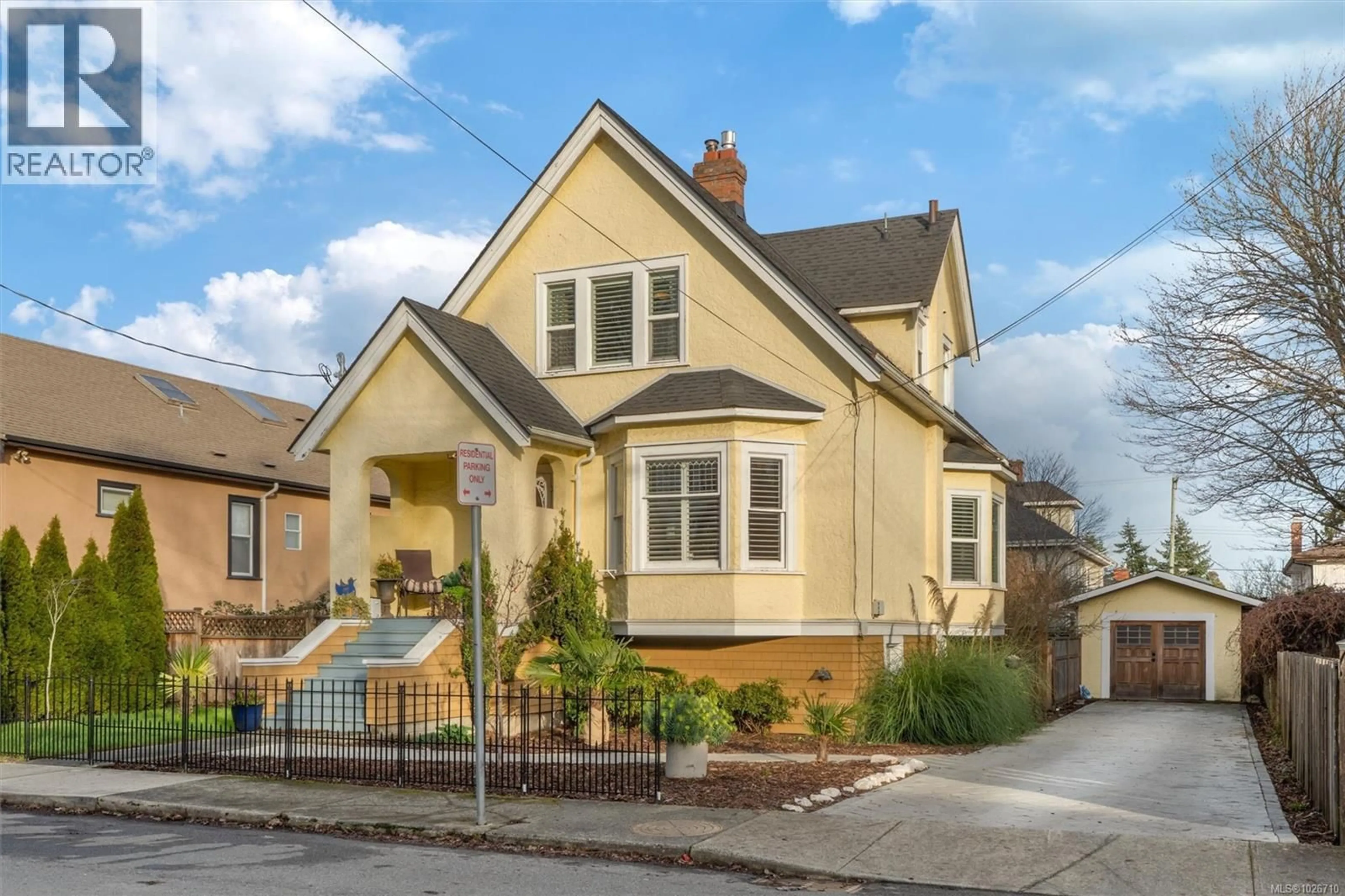 Home with vinyl exterior material, street for 1909 DUCHESS STREET, Victoria British Columbia V8R4W2