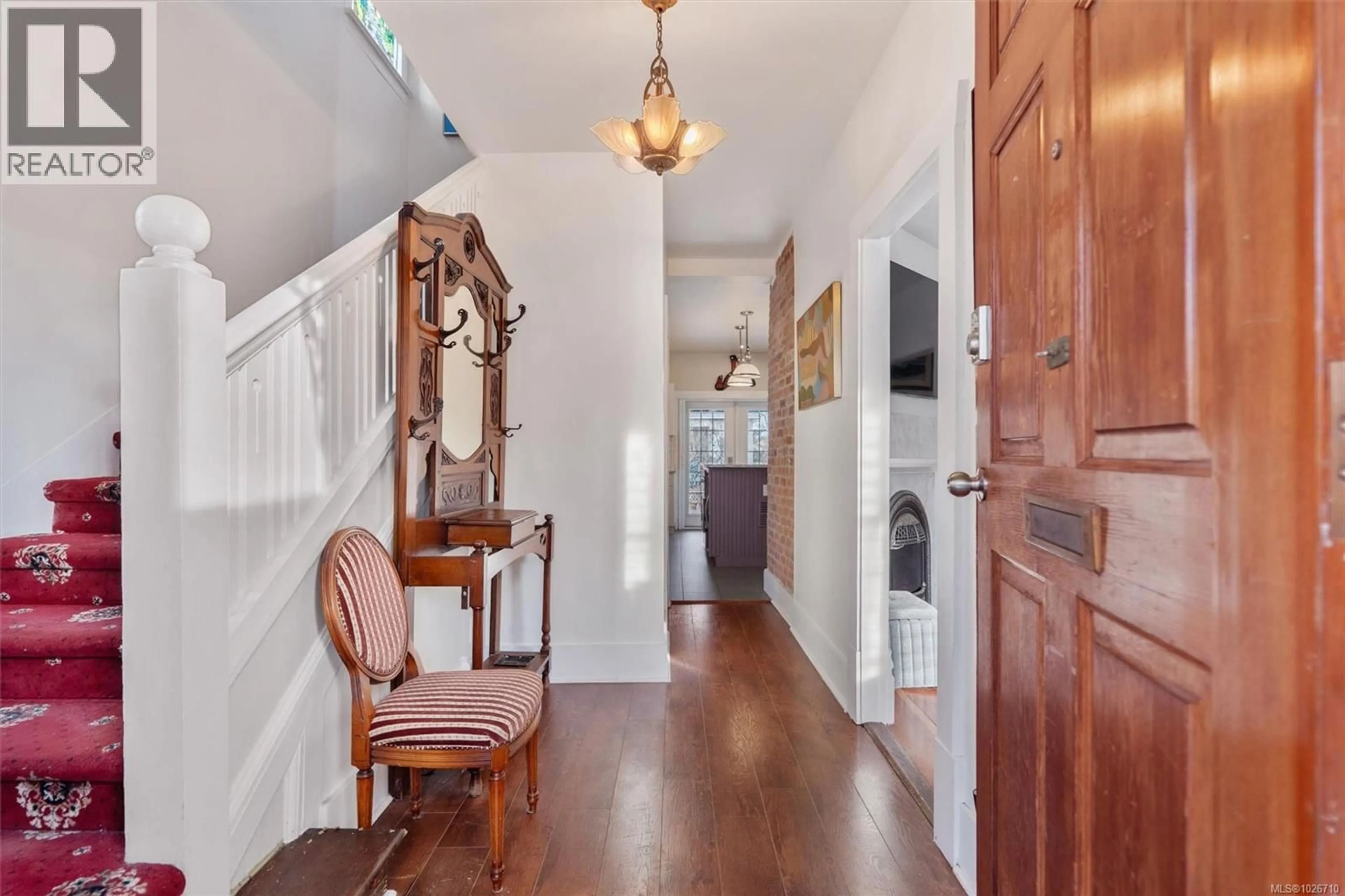 Indoor entryway for 1909 DUCHESS STREET, Victoria British Columbia V8R4W2