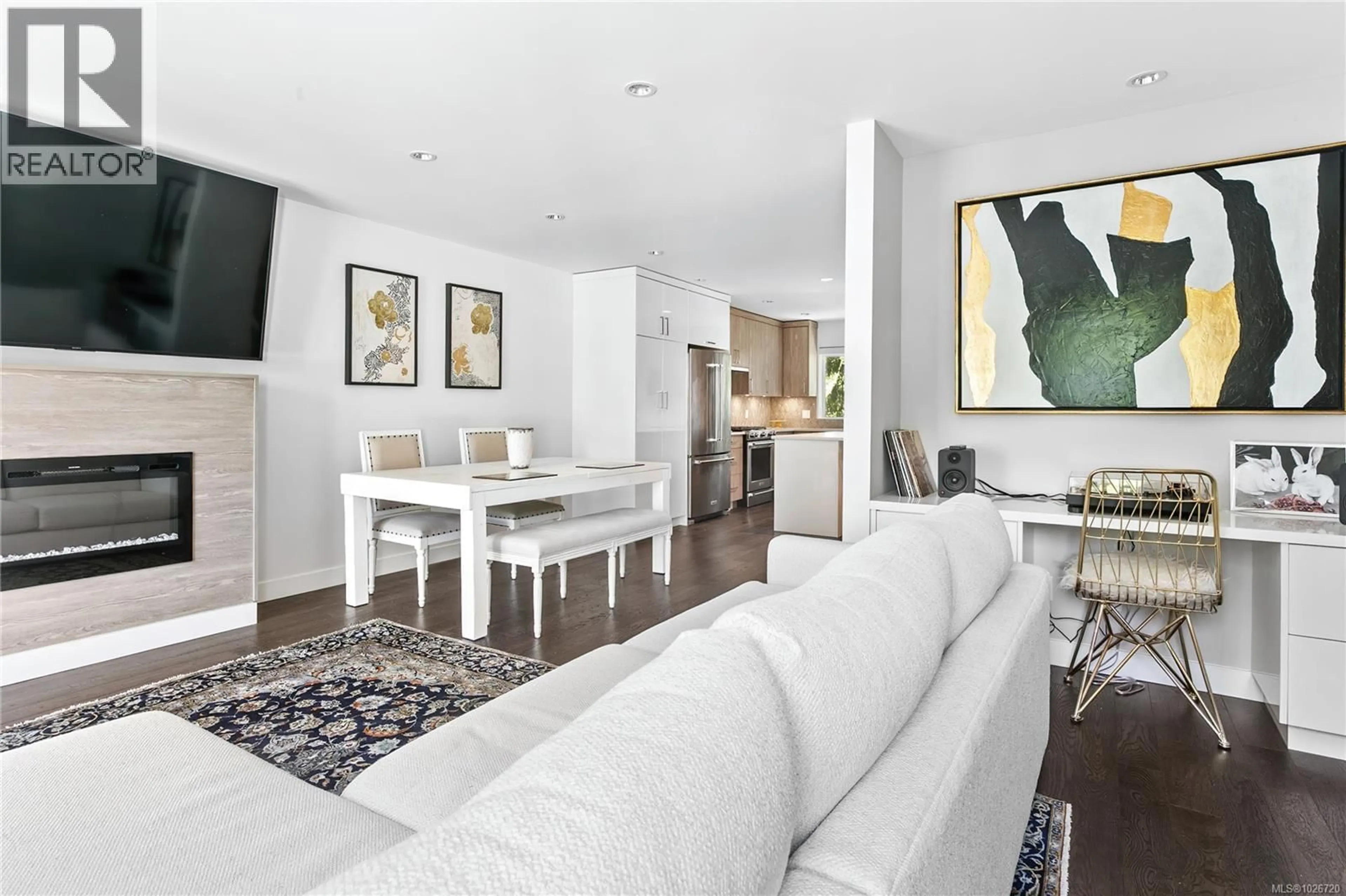 Living room with furniture, unknown for 7 - 1032 CLOVERDALE AVENUE, Saanich British Columbia V8X2T9